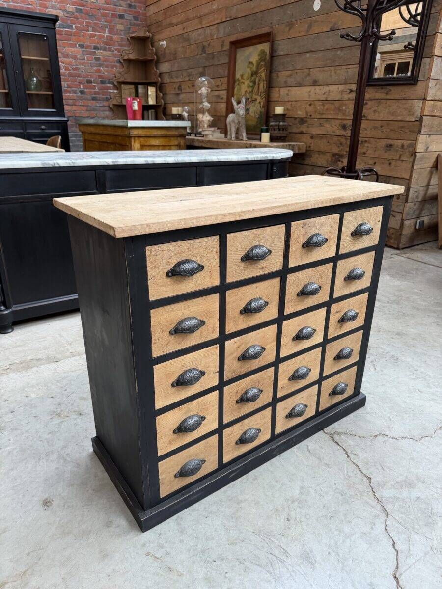Workshop furniture with 20 drawers