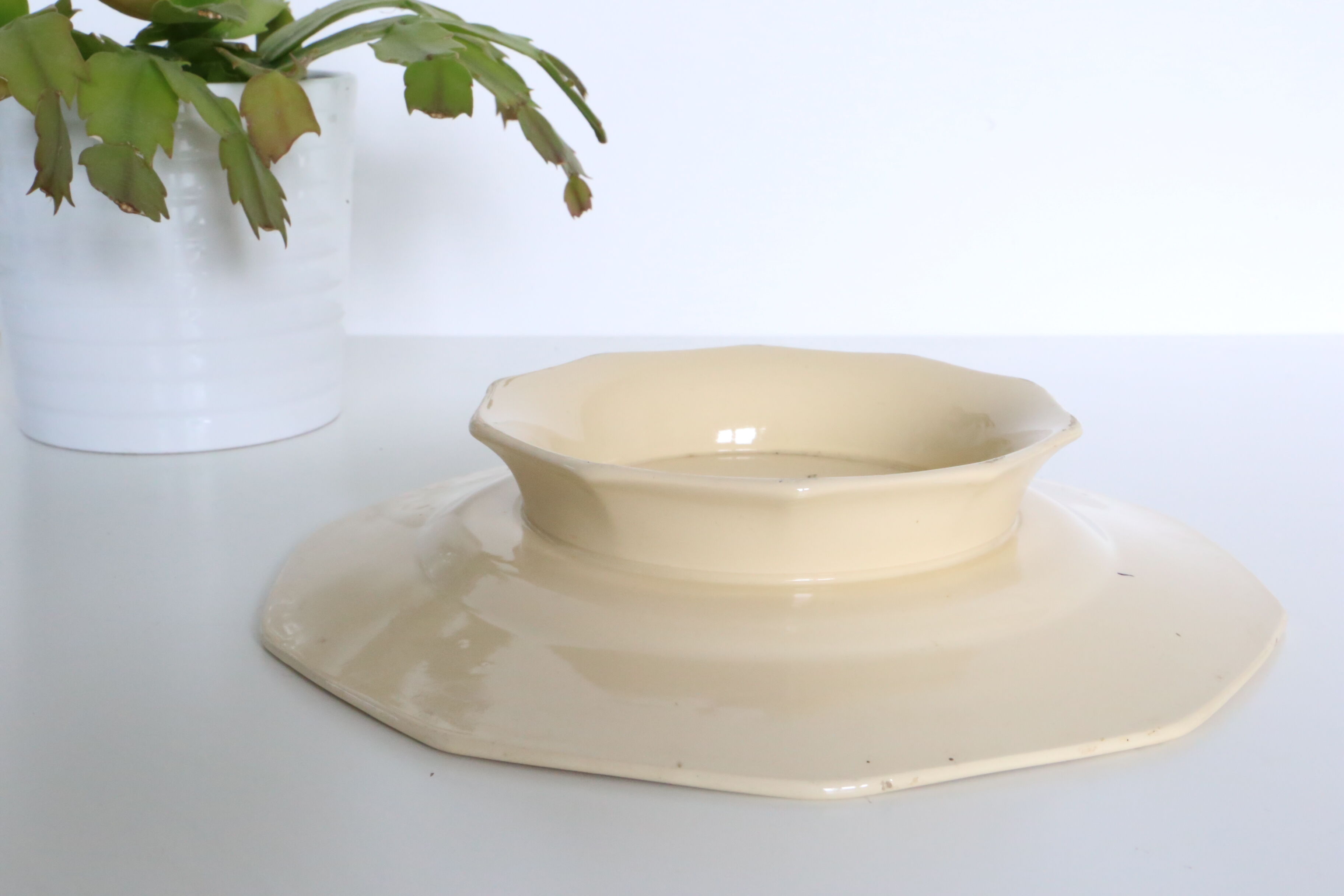 Servant dish on piedouche, Wolf Mill