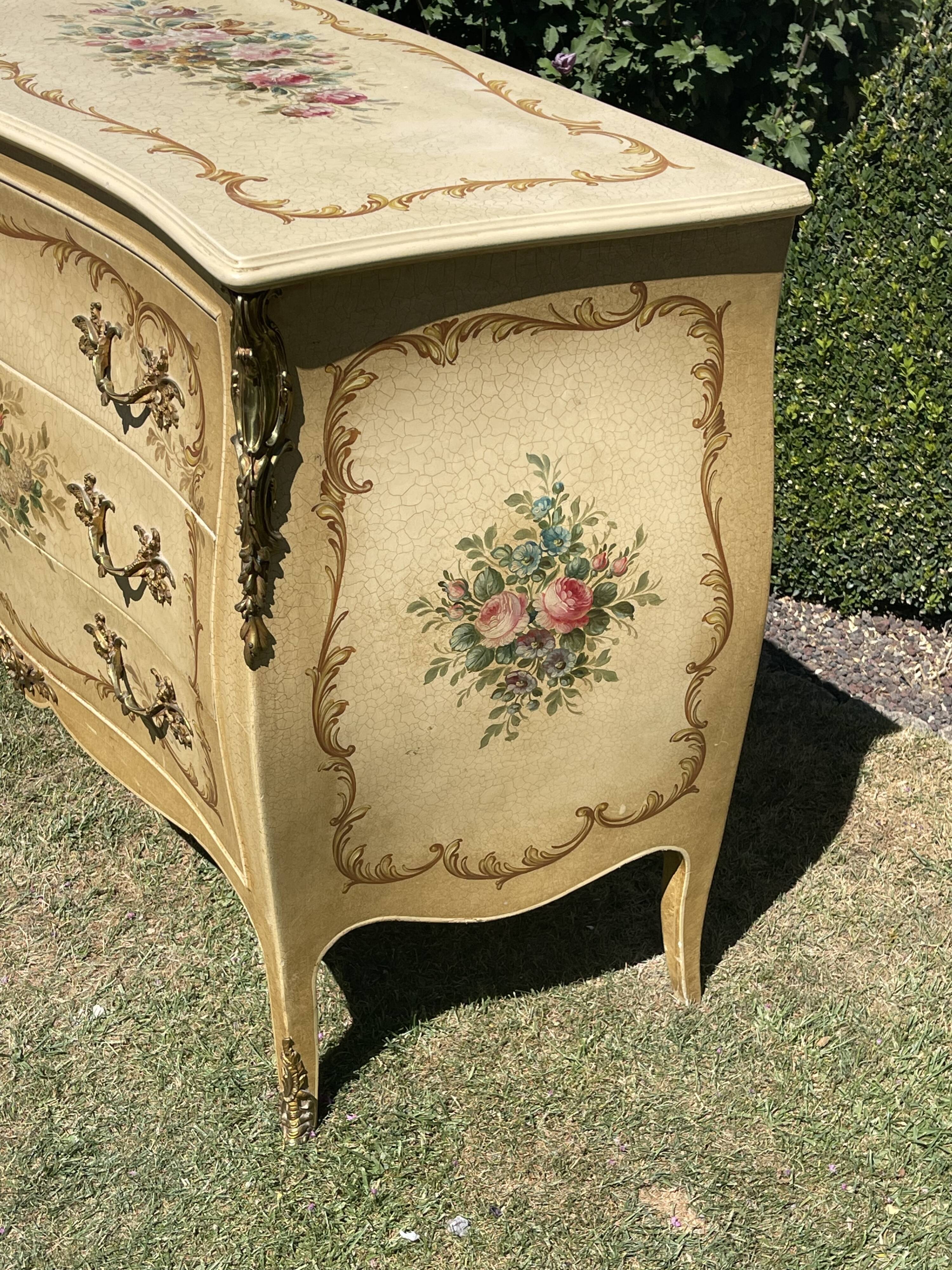 Commode laquée style Louis XV