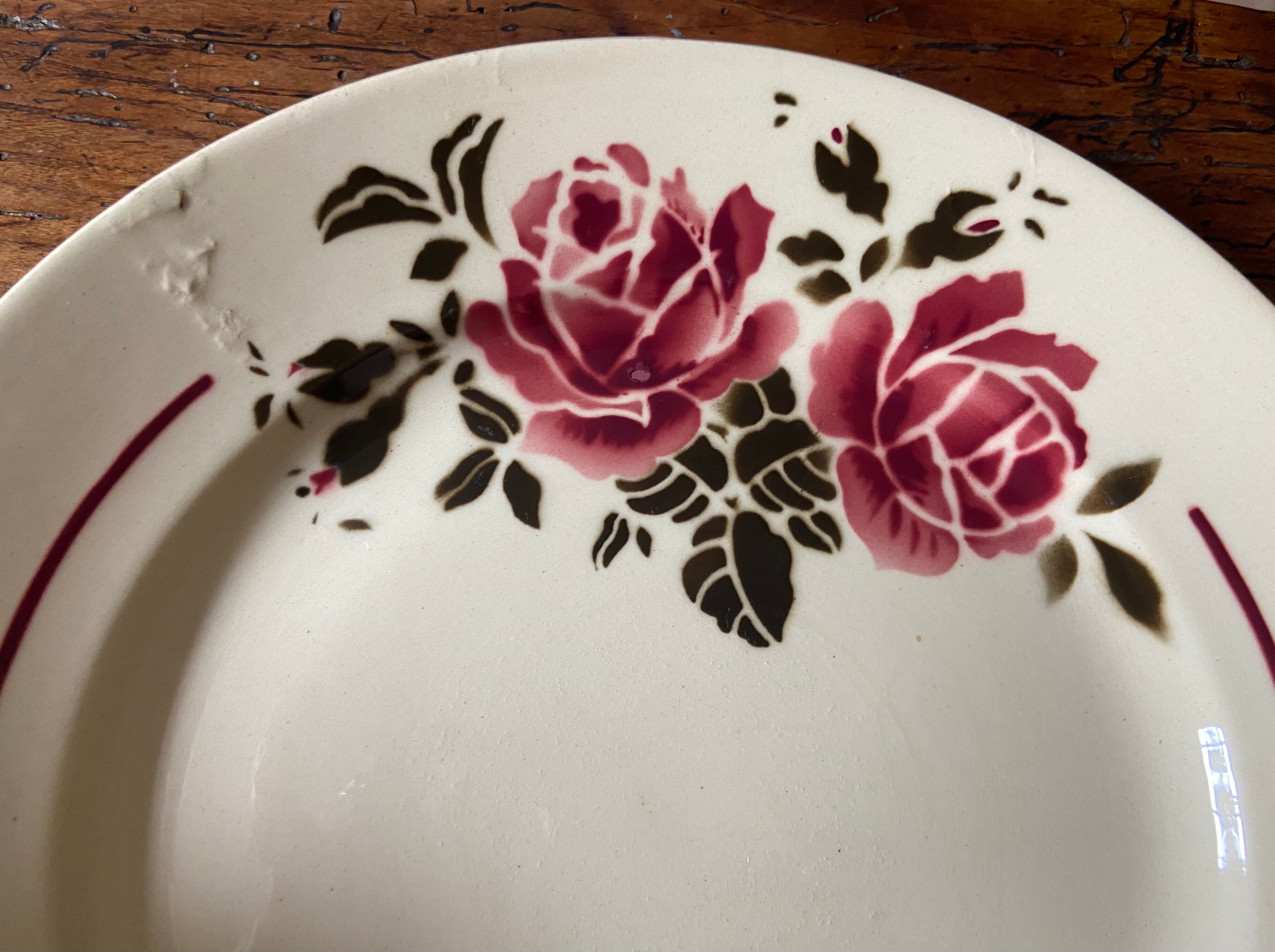 4 Badonviller Strasbourg model flat plates with rose decoration
