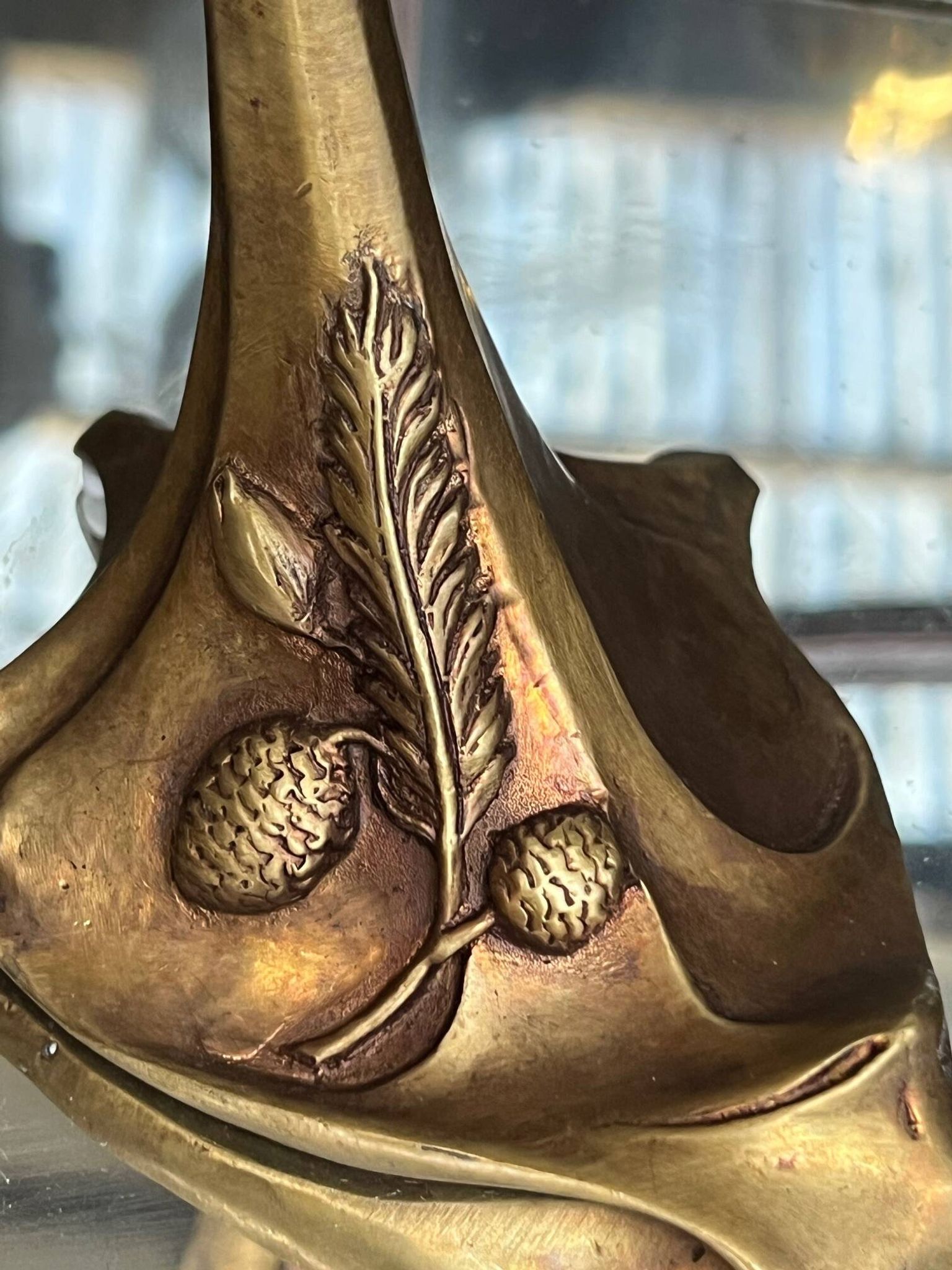 Paire de bougeoirs de style Art Nouveau. Bronze massif.