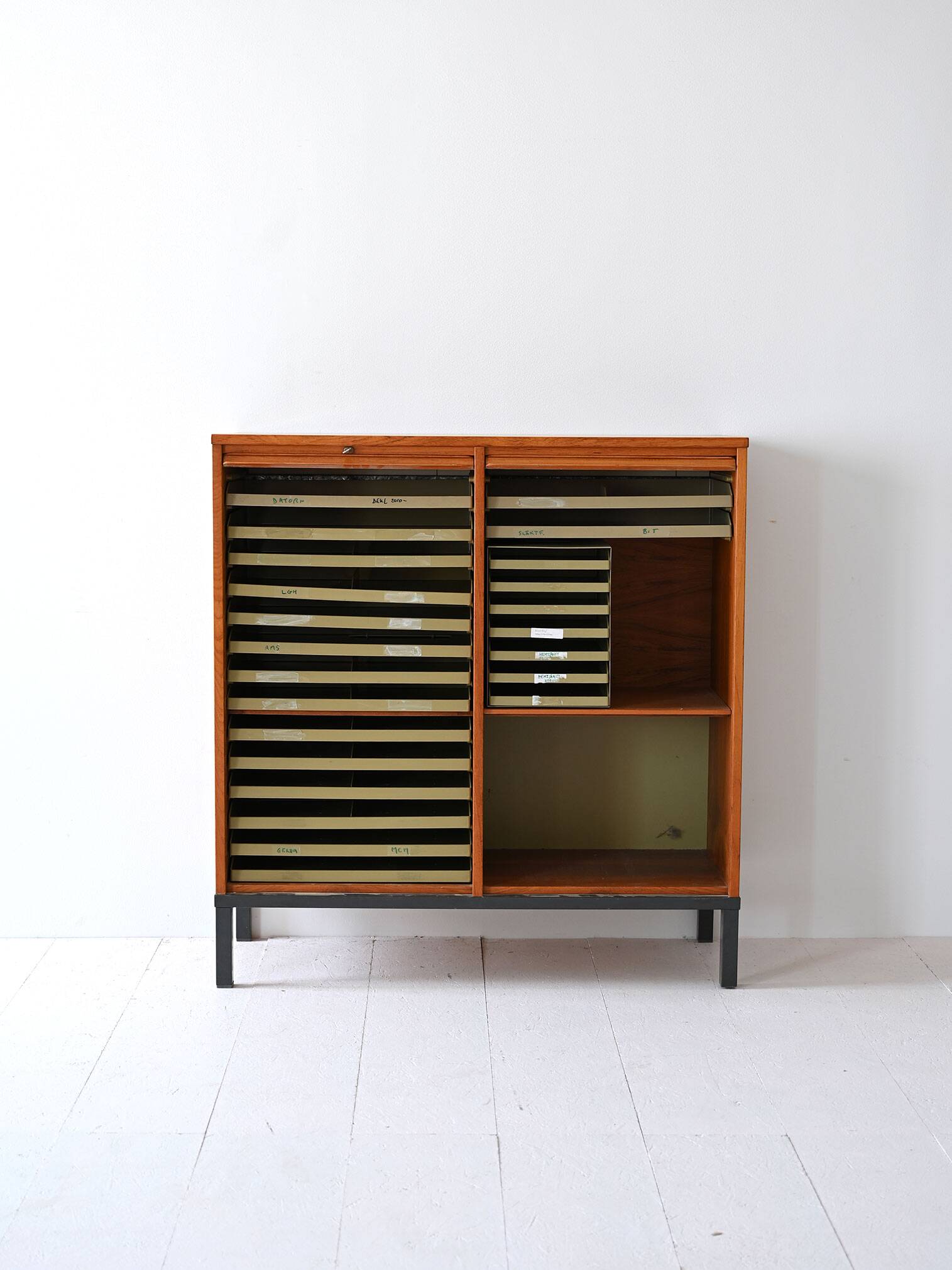 Classeur vintage avec portes à tambour