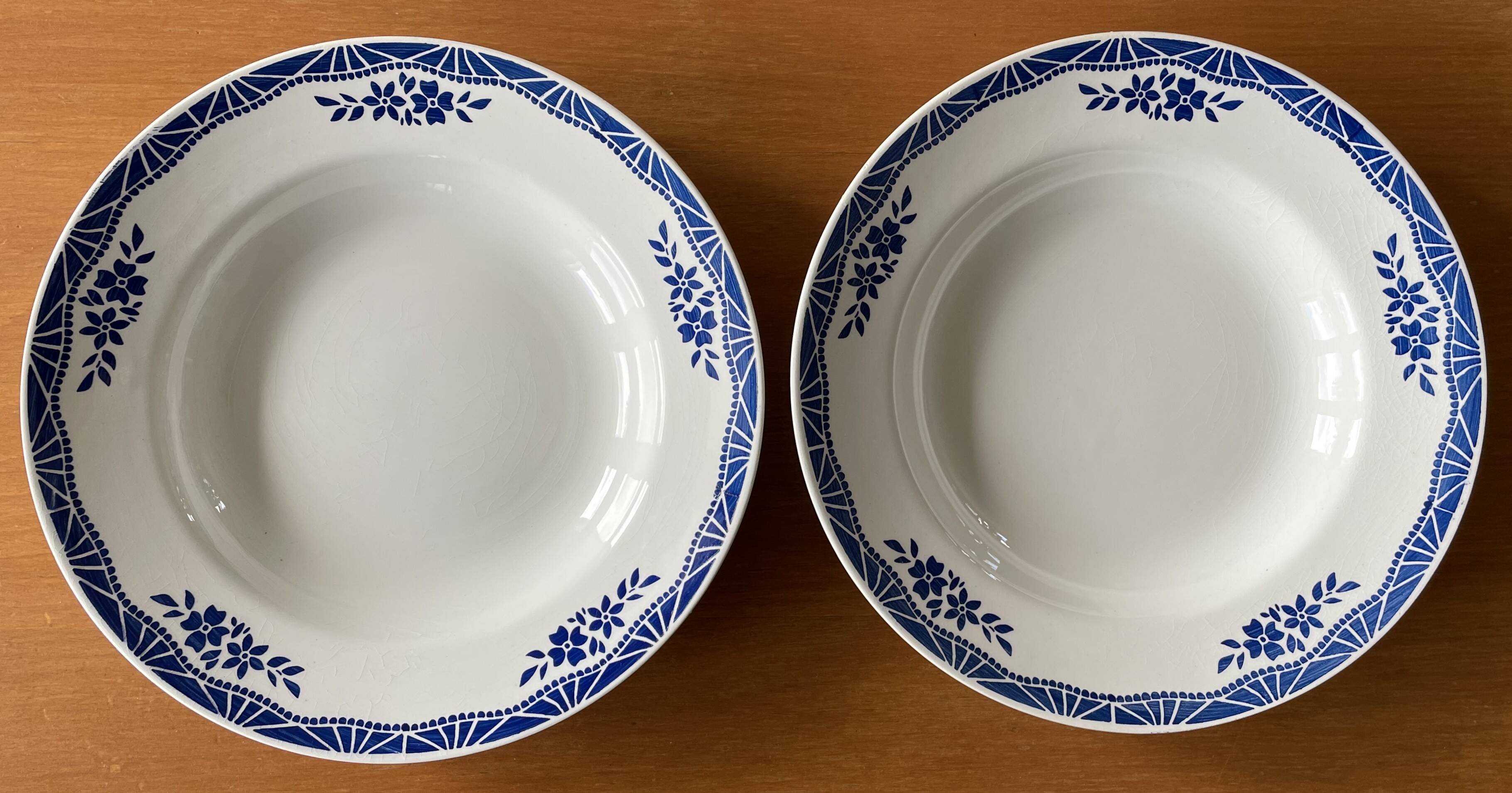 7 assiettes creuses anciennes en faïence de Saint-Amand (Nord)
