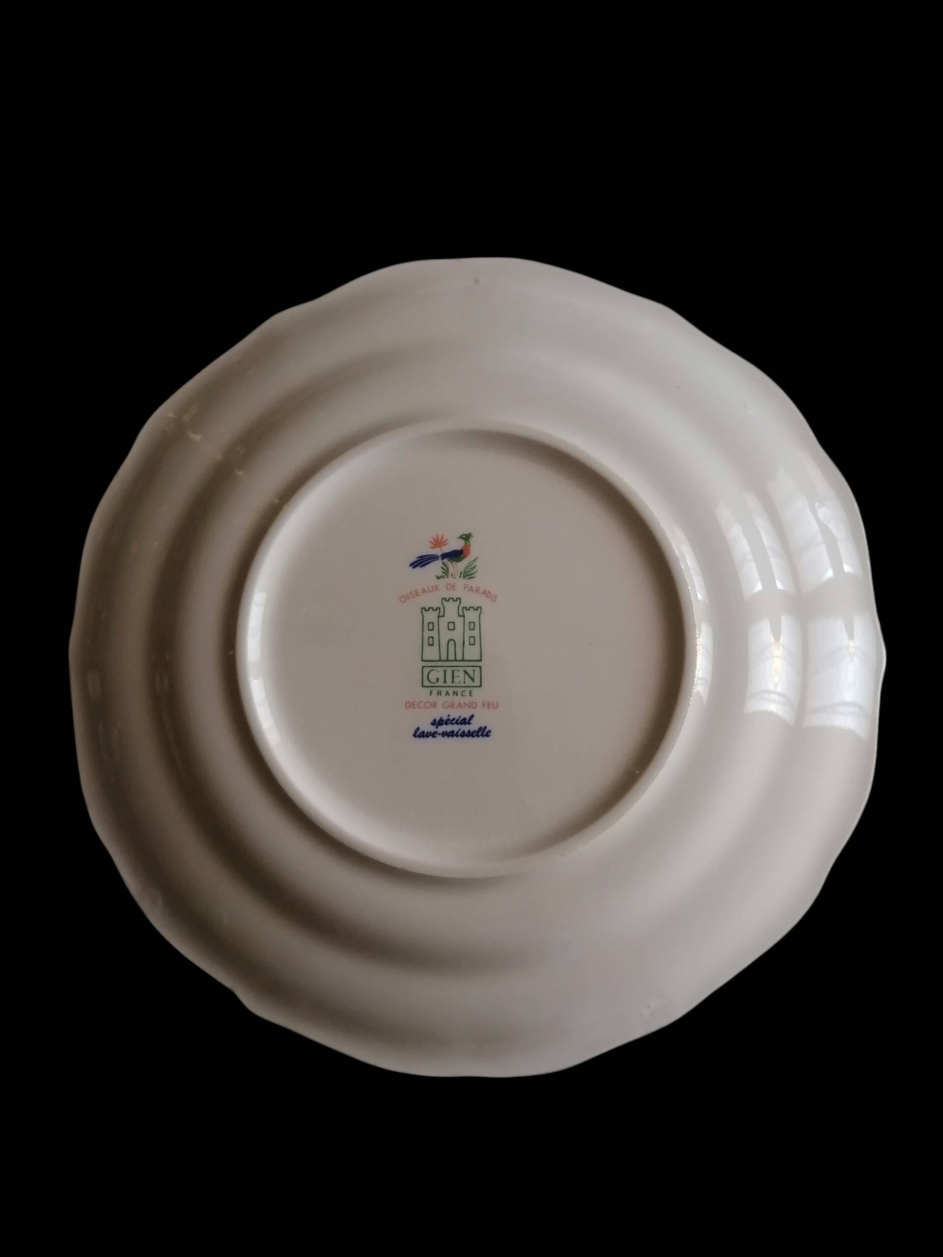 2 earthenware plates from Gien, paradise birds.
