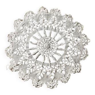 Old placemat circa 1900 - cotton - hand crochet - 16 cm diameter