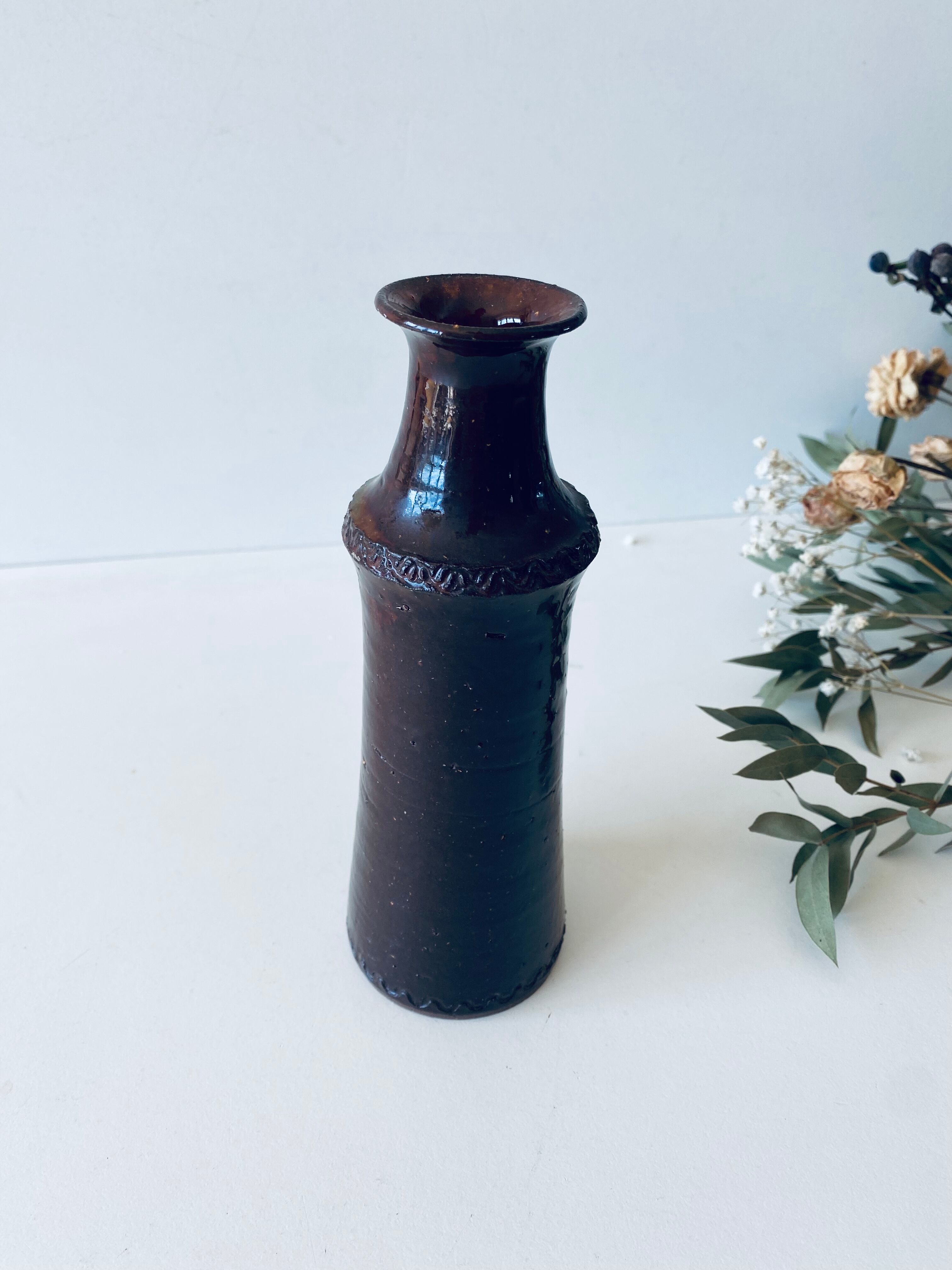 Tubular vase in glazed brown sandstone