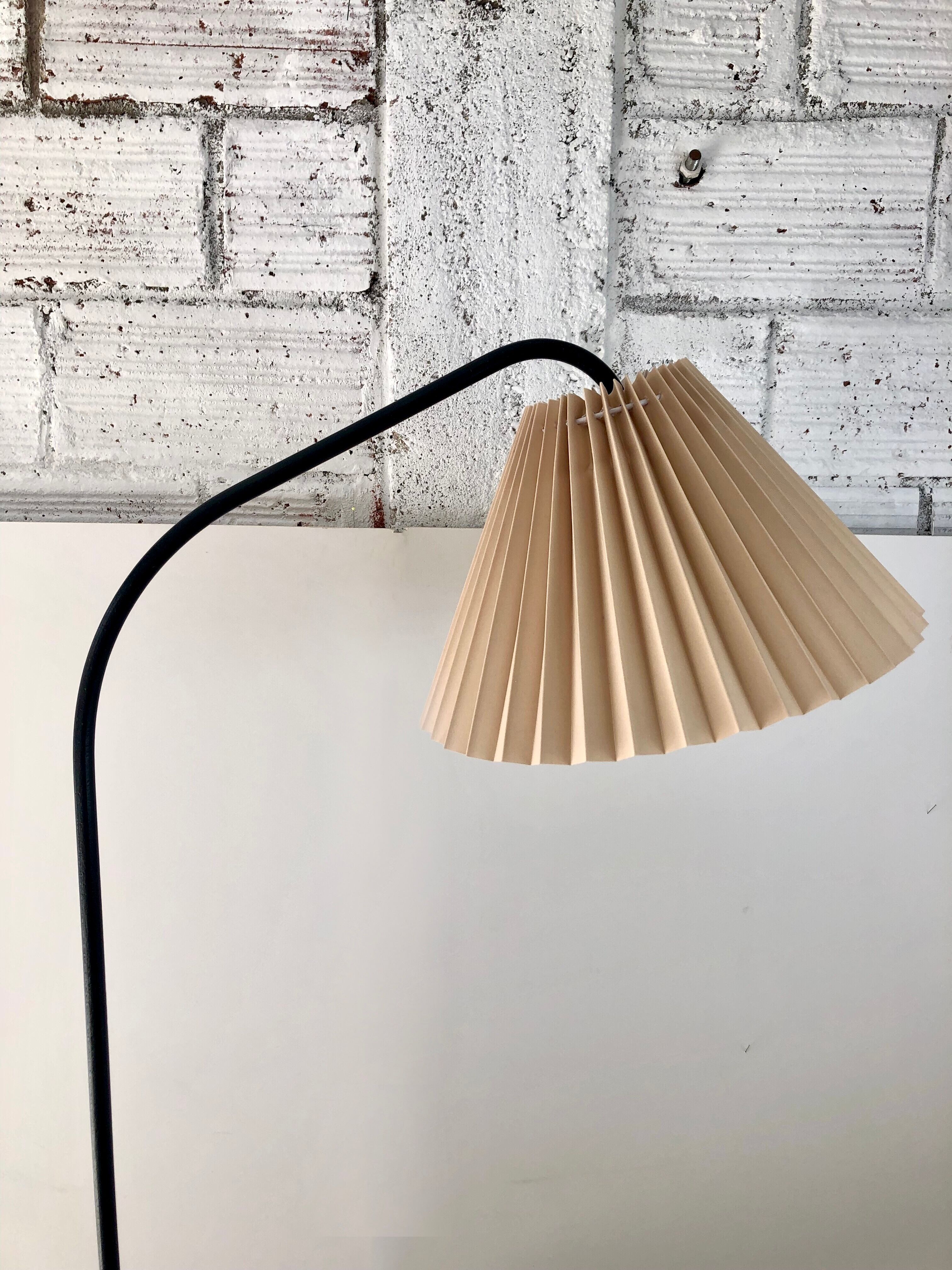 Reading floor lamp with magazine holders