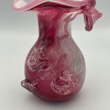 Vase en verre soufflé main nuance rose à décor sculptural de feuilles