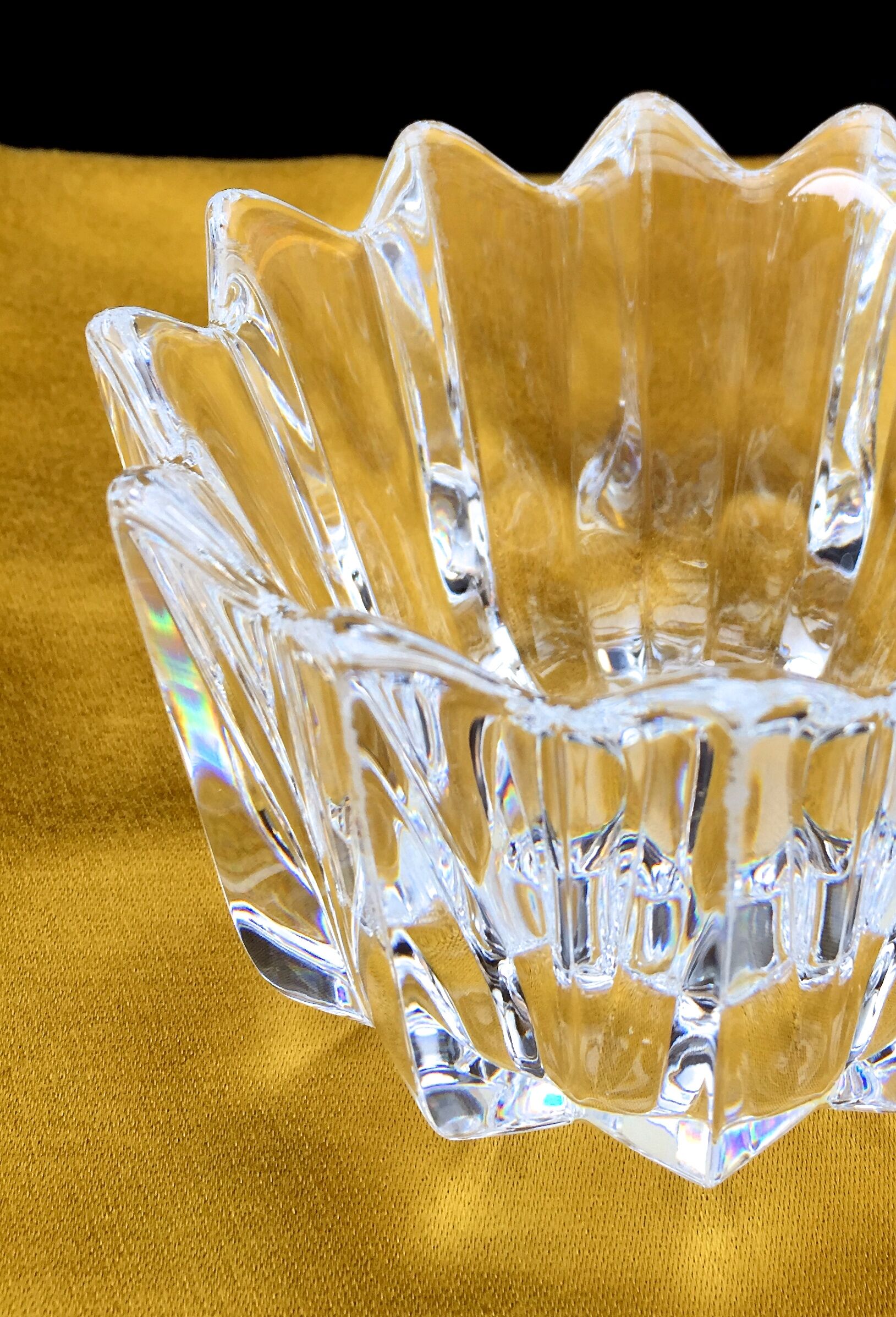 Small tulip pocket or signed crystal baguier, Scandinavian design by Jan Johanson Orrefors