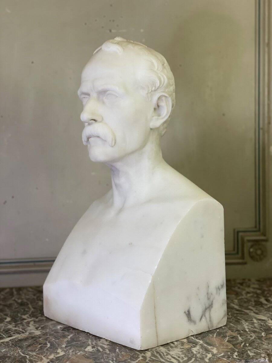 Male bust in Carrara marble, 19th century