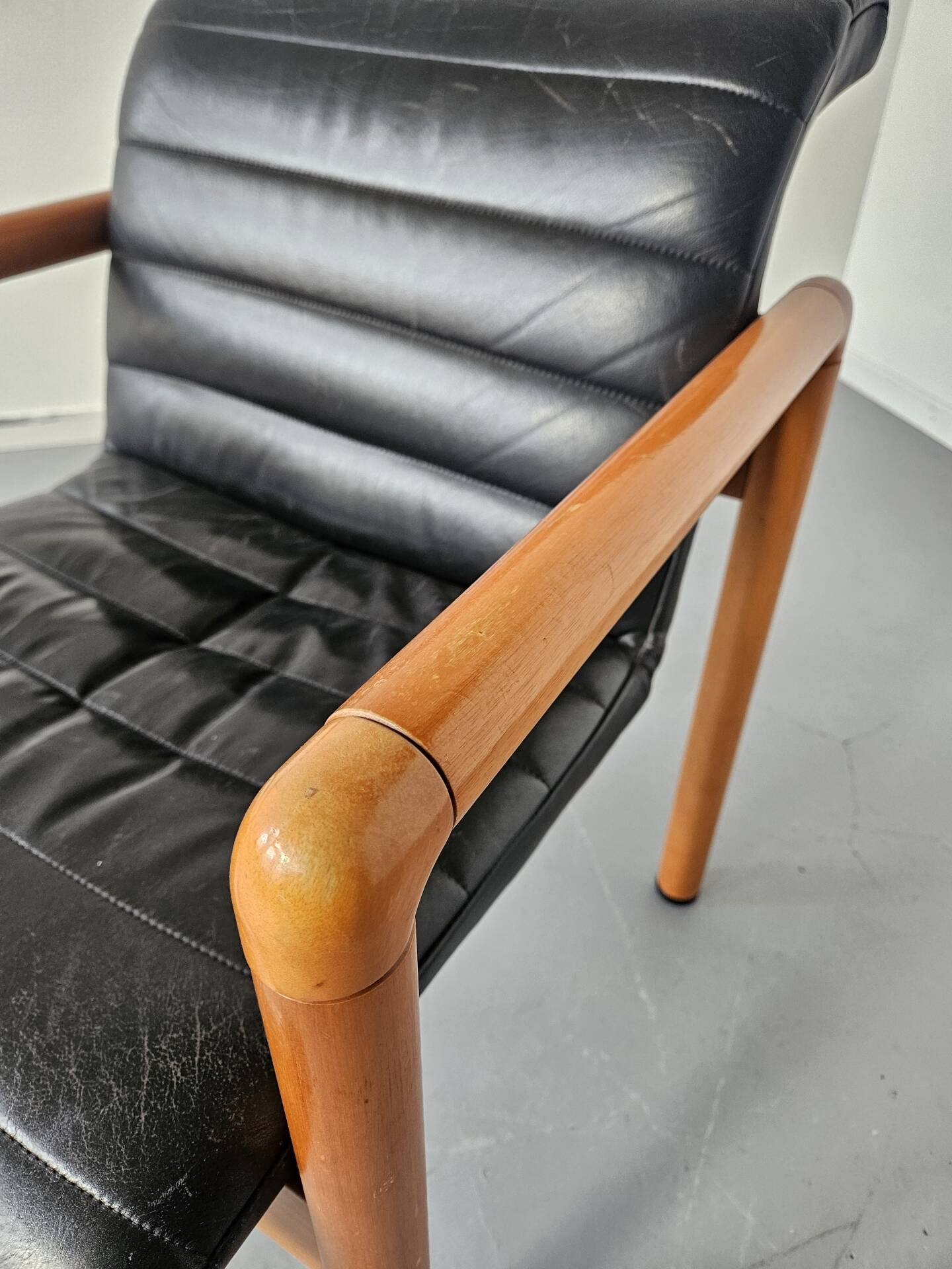 Pair of vintage Flototto armchairs in leather and wood, 1980s.