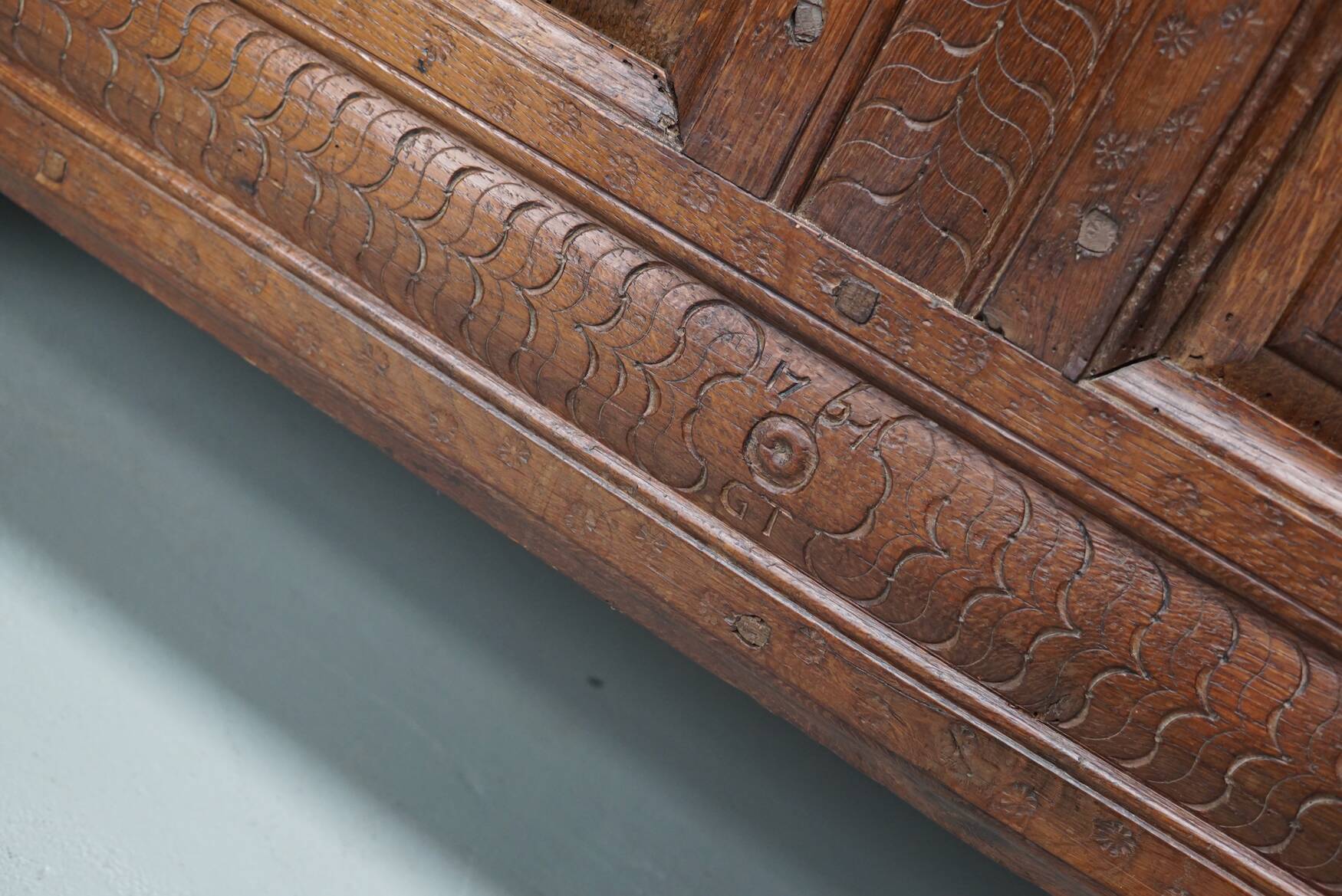 Commode / table d'appoint en chêne sculpté hollandais du milieu du XVIIIe siècle