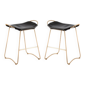 Pair of contemporary kitchen bar stools, in metal and black leather.