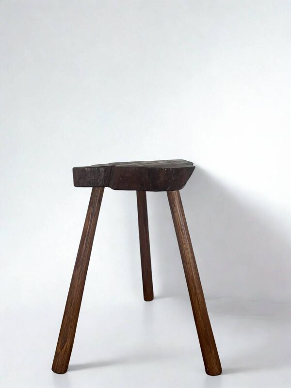 Tabouret tripode brutaliste  ancien