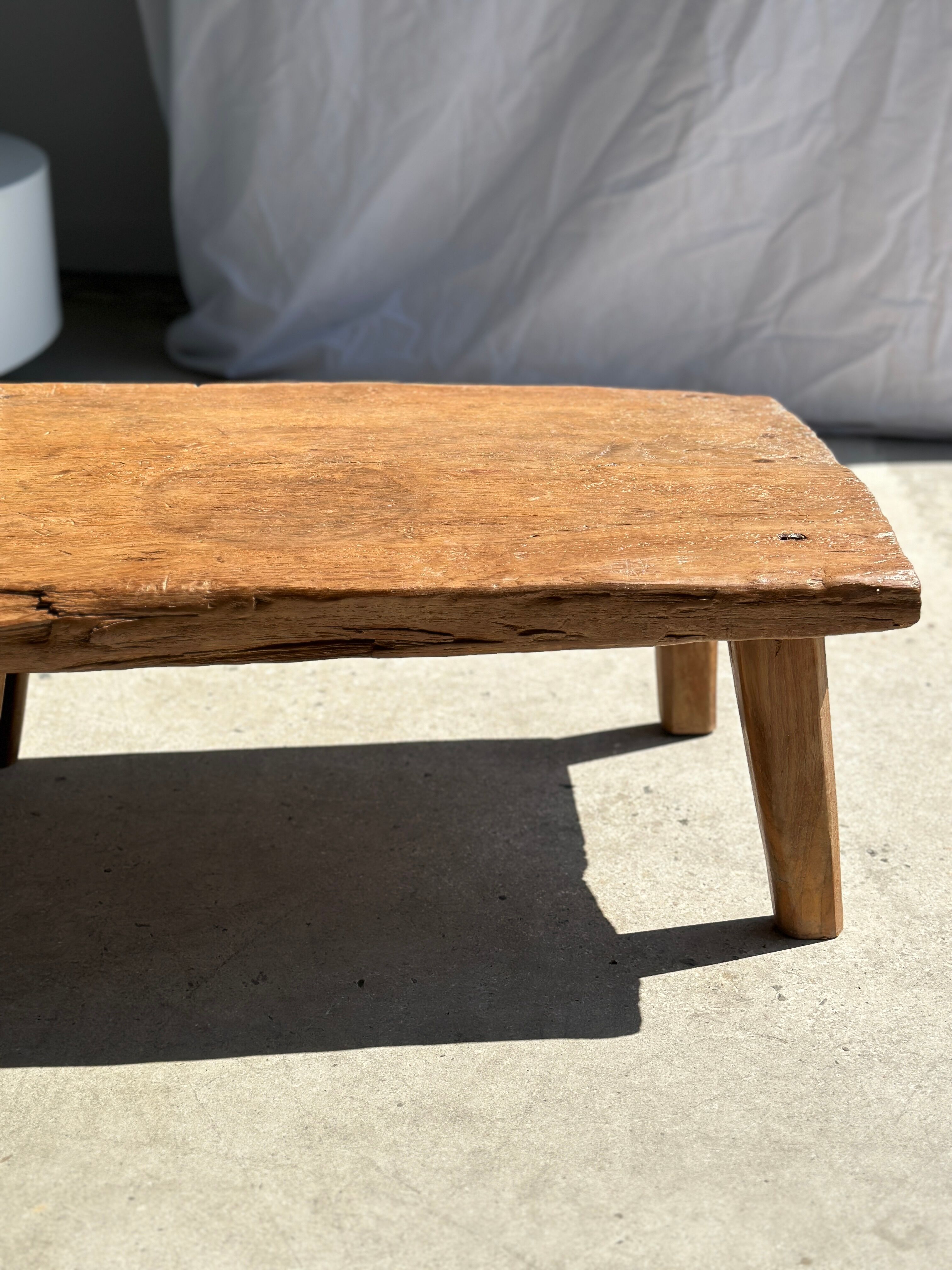 Coffee table in blond teak quadripod