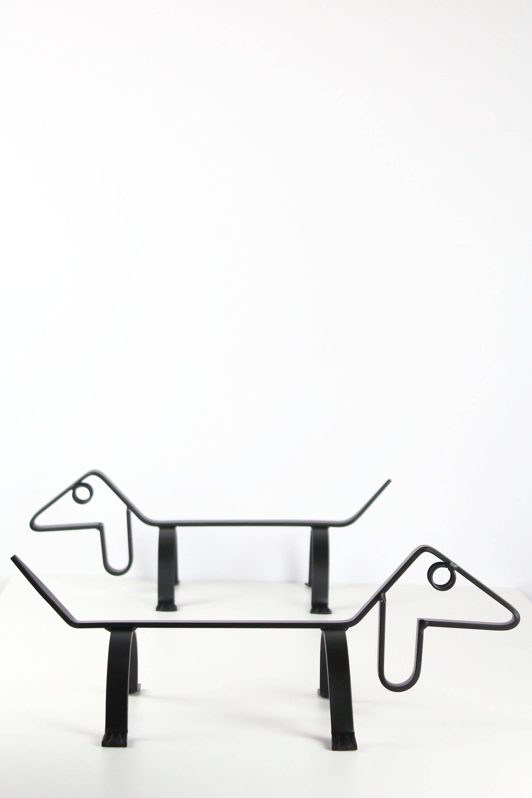 Travail scandinave, paire de chenets chiens