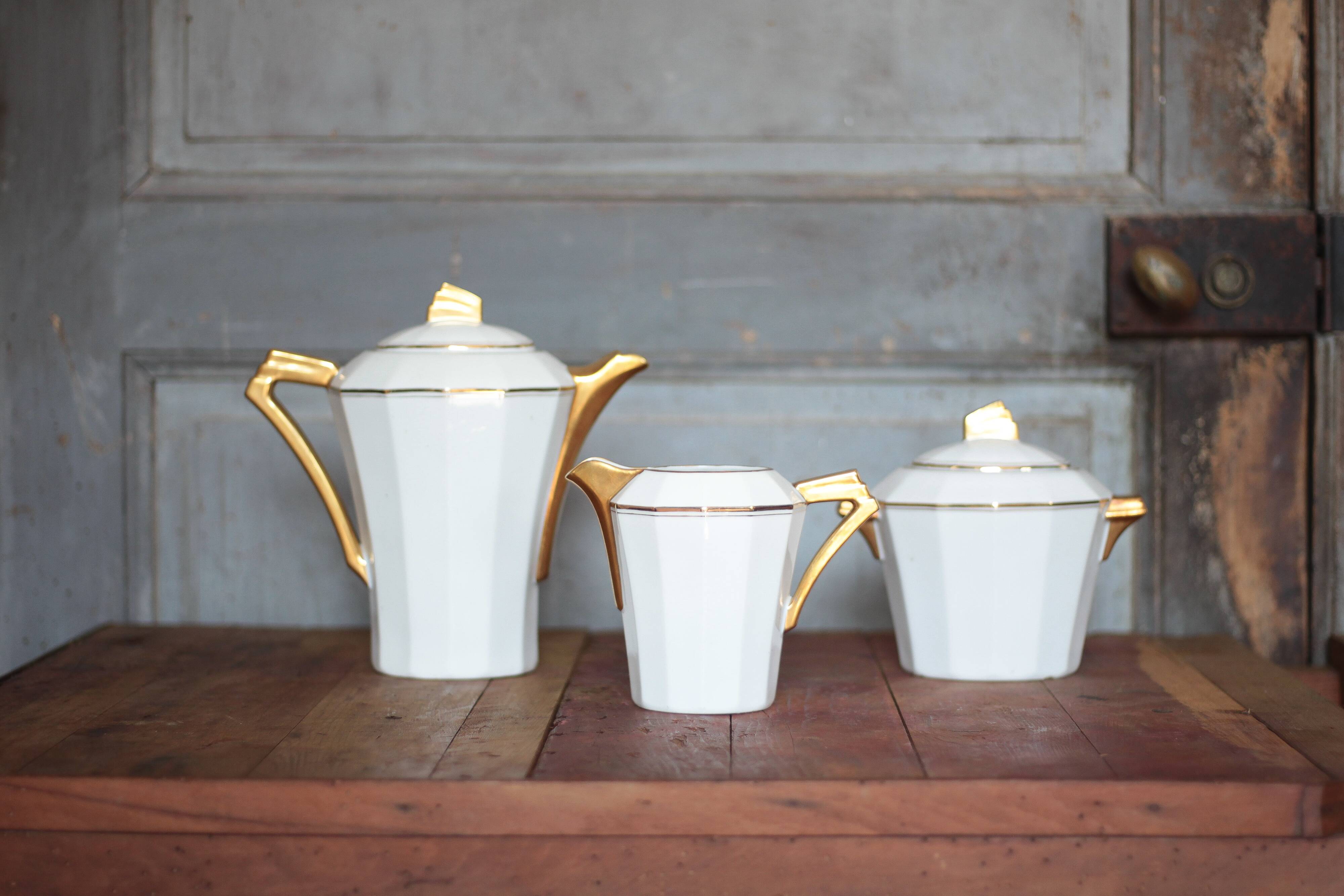 Art Deco porcelain tea service from Limoges, sugar bowl and milk jug, kitchen.