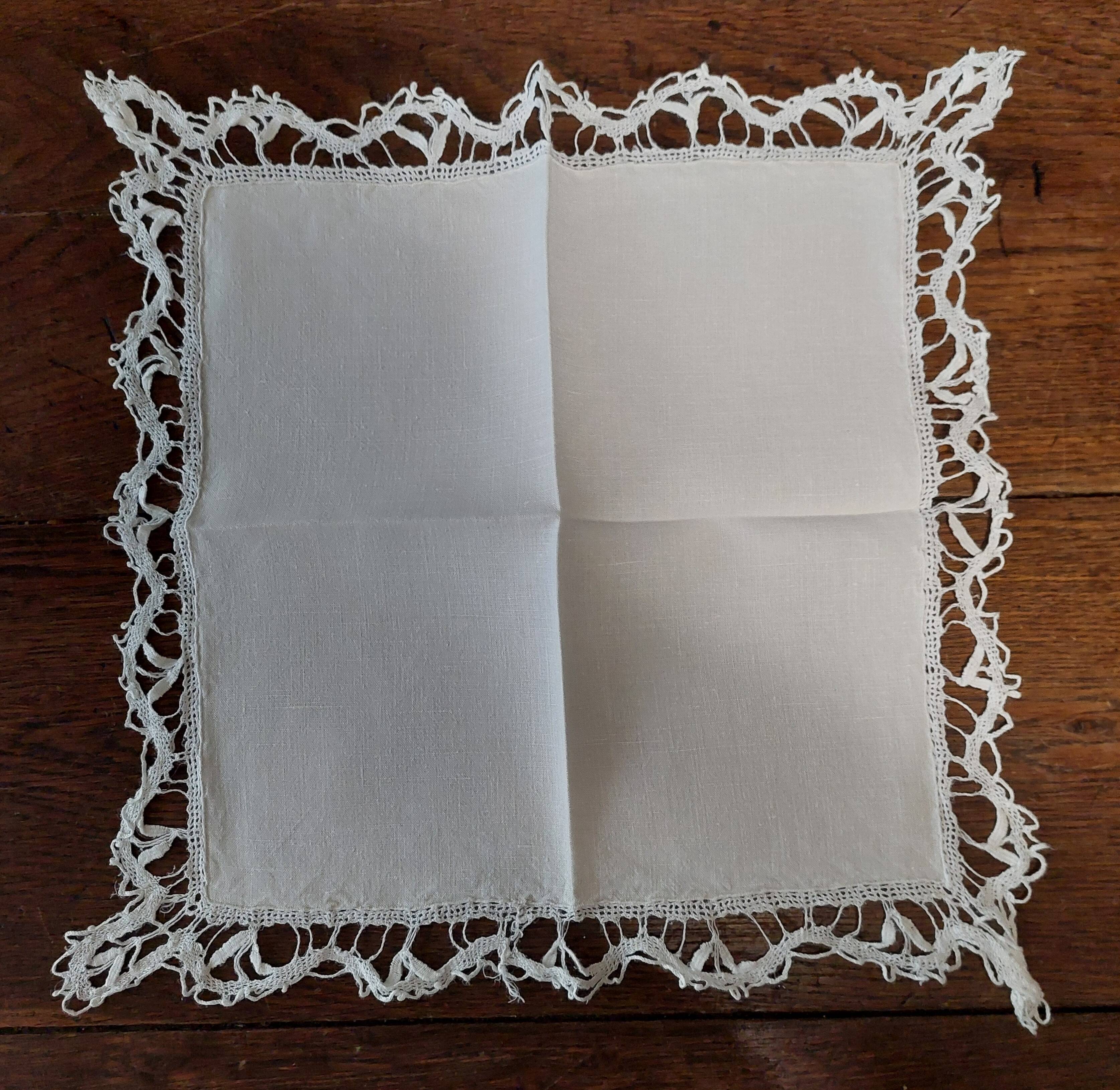 Set of four linen napkins with bobbin lace 31 X 32 cm