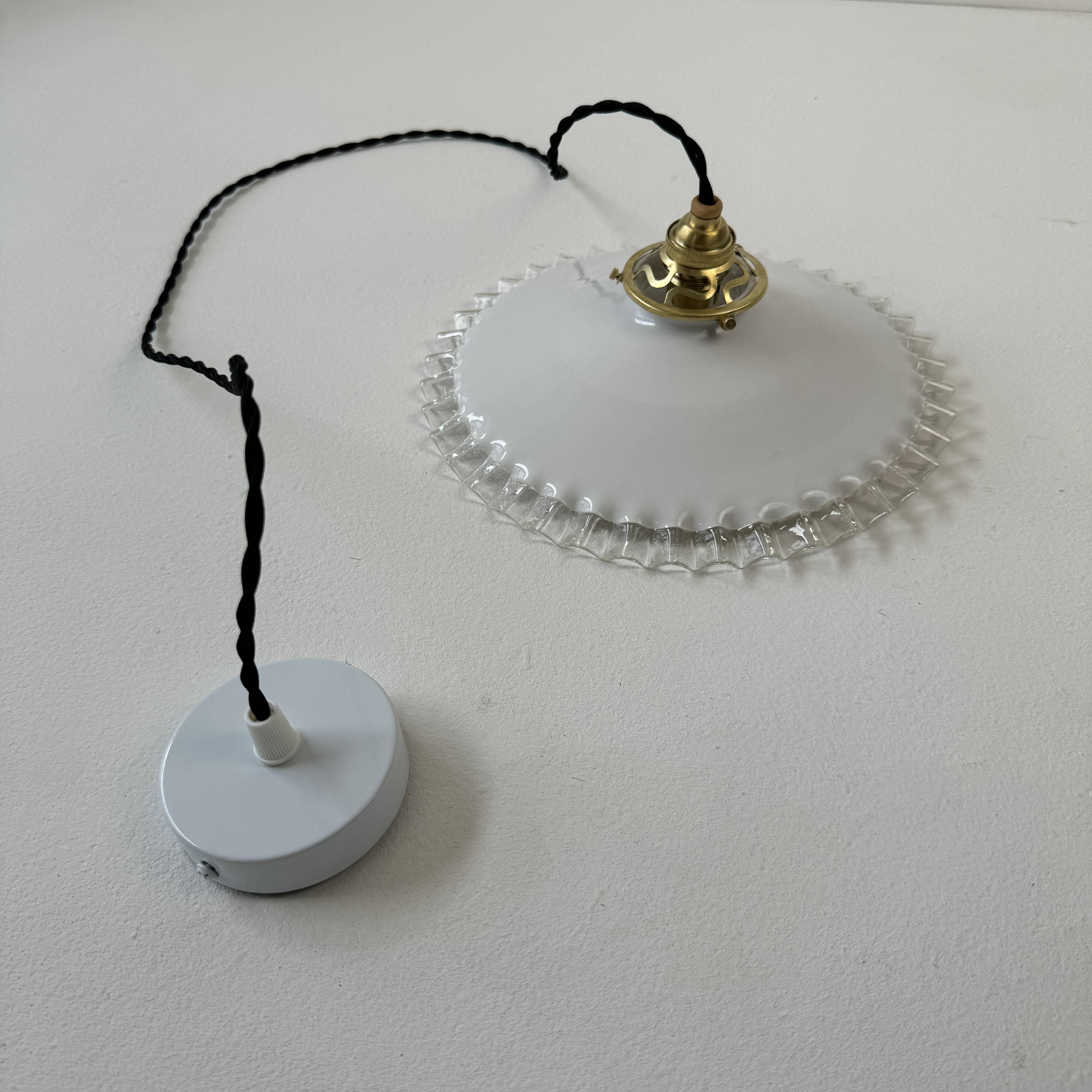 Vintage 25 cm opaline notched suspension