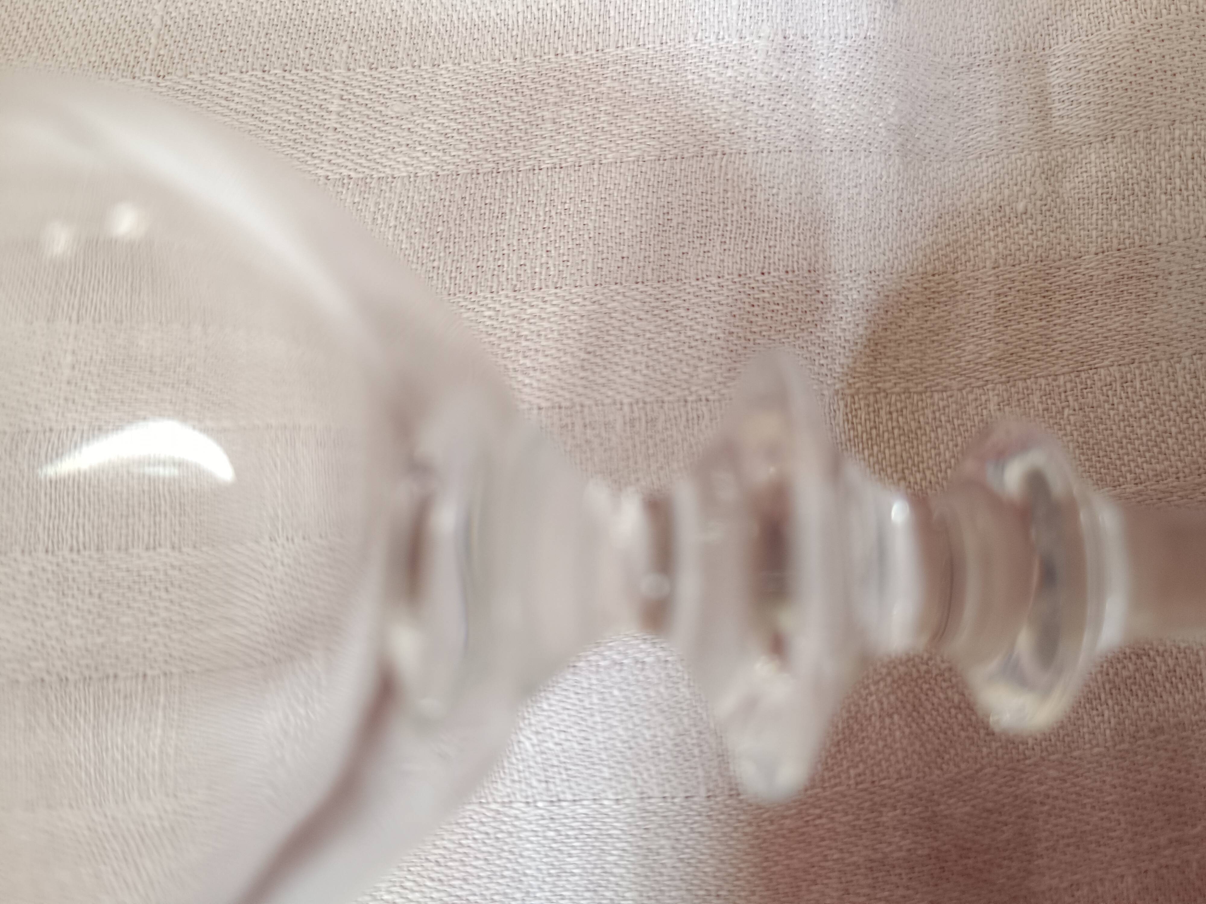 4 crystal champagne flutes with feet decorated with two knots.