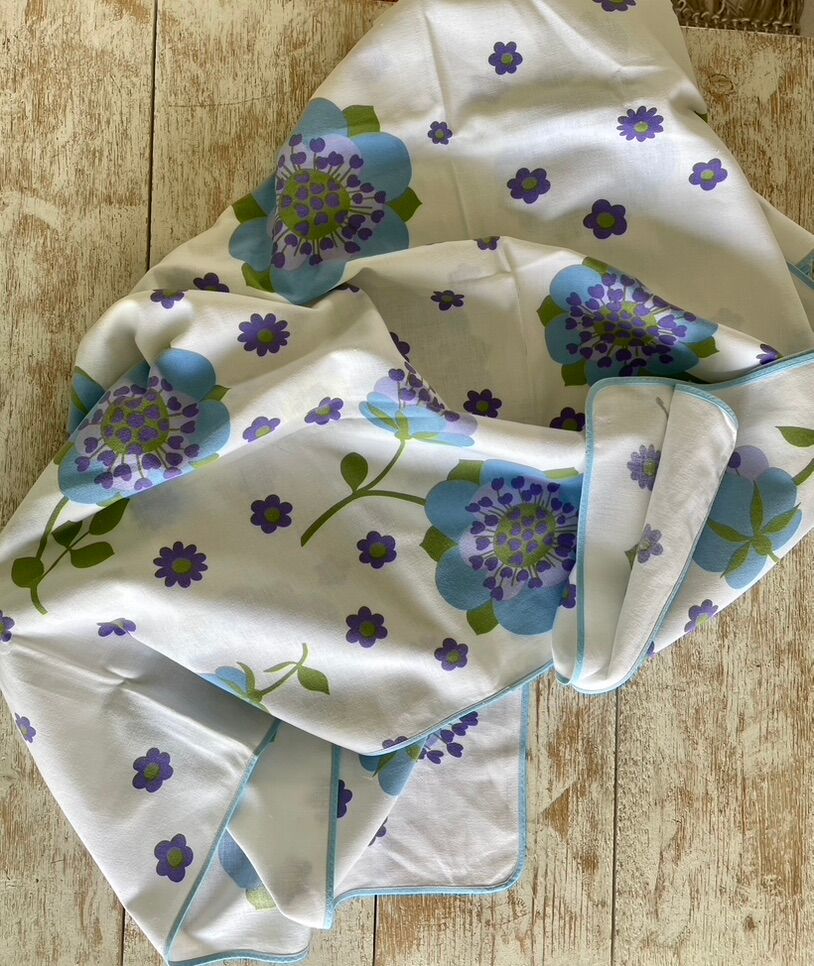 Tablecloth 70's "flower power" blue & purple - 150x180 cm - polycotton