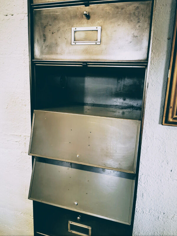 Ronéo clamshell metal column