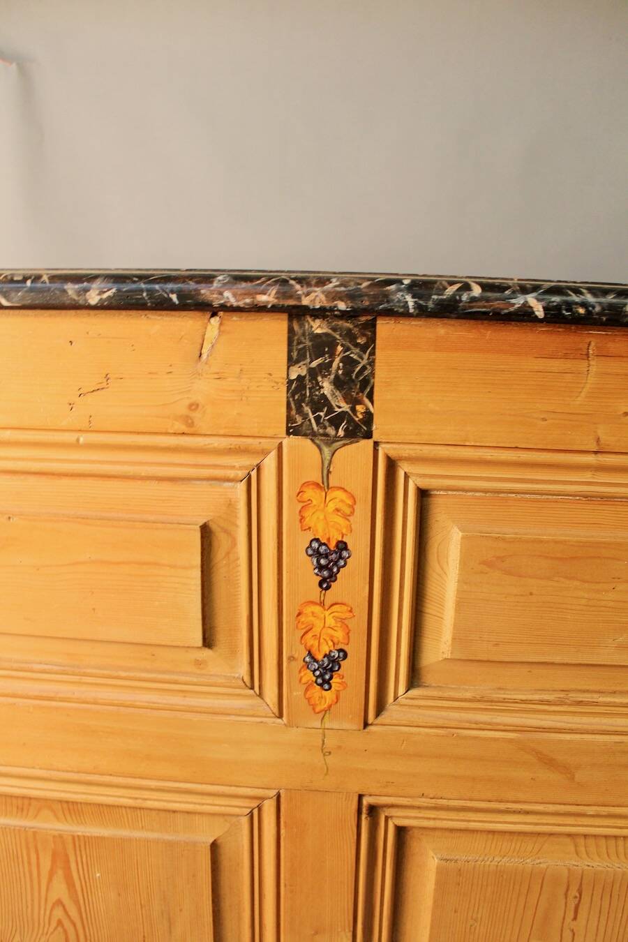 Counter bank with grape decoration