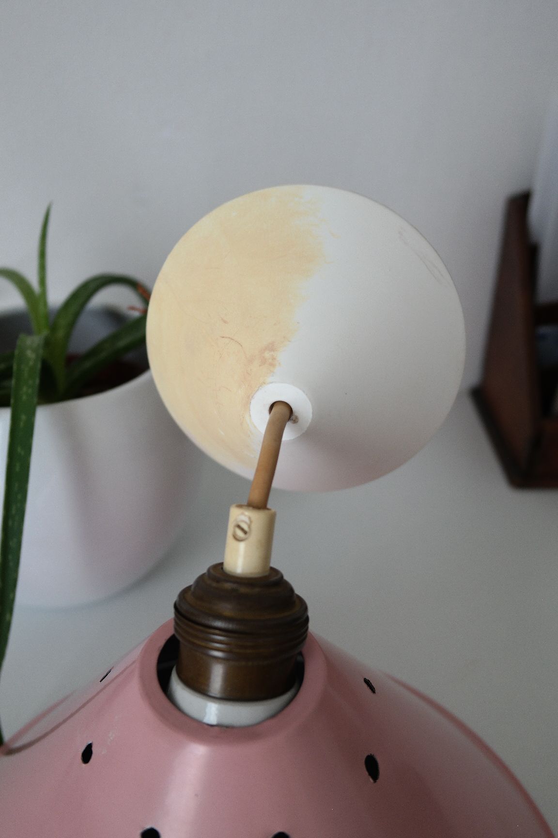 Suspension tôle emaillée rose vintage