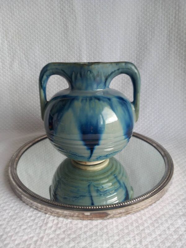 Vase à anses double pont, émail bleu coulé, Vallauris années 1960–1970