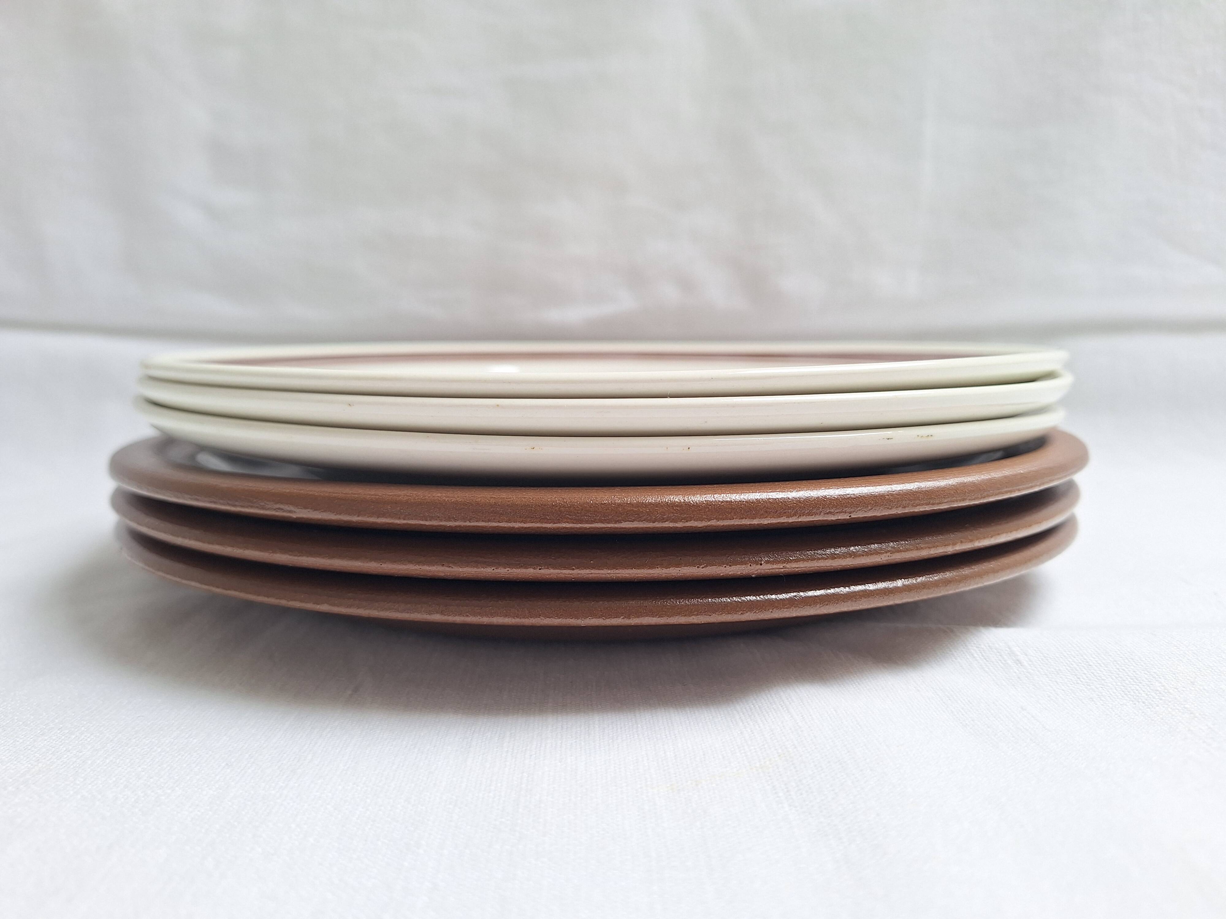 Assiette plates à fleurs marron années 1970