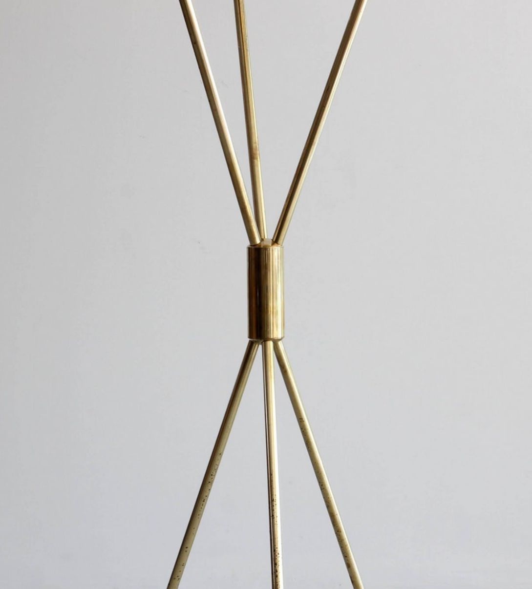 Tripod italian white lamppost