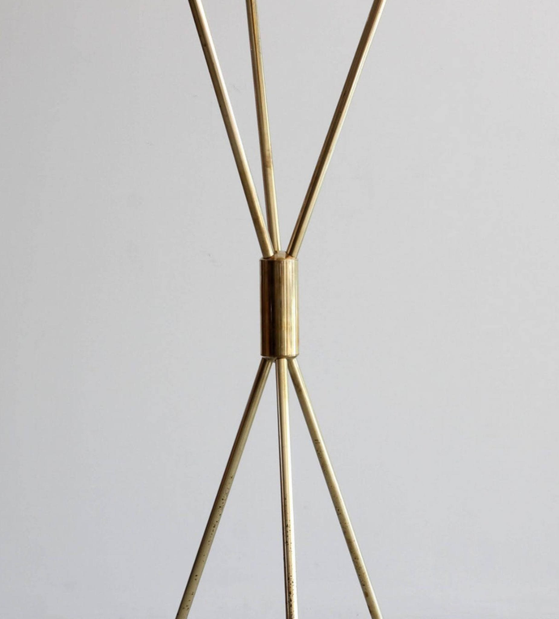 Tripod italian white lamppost