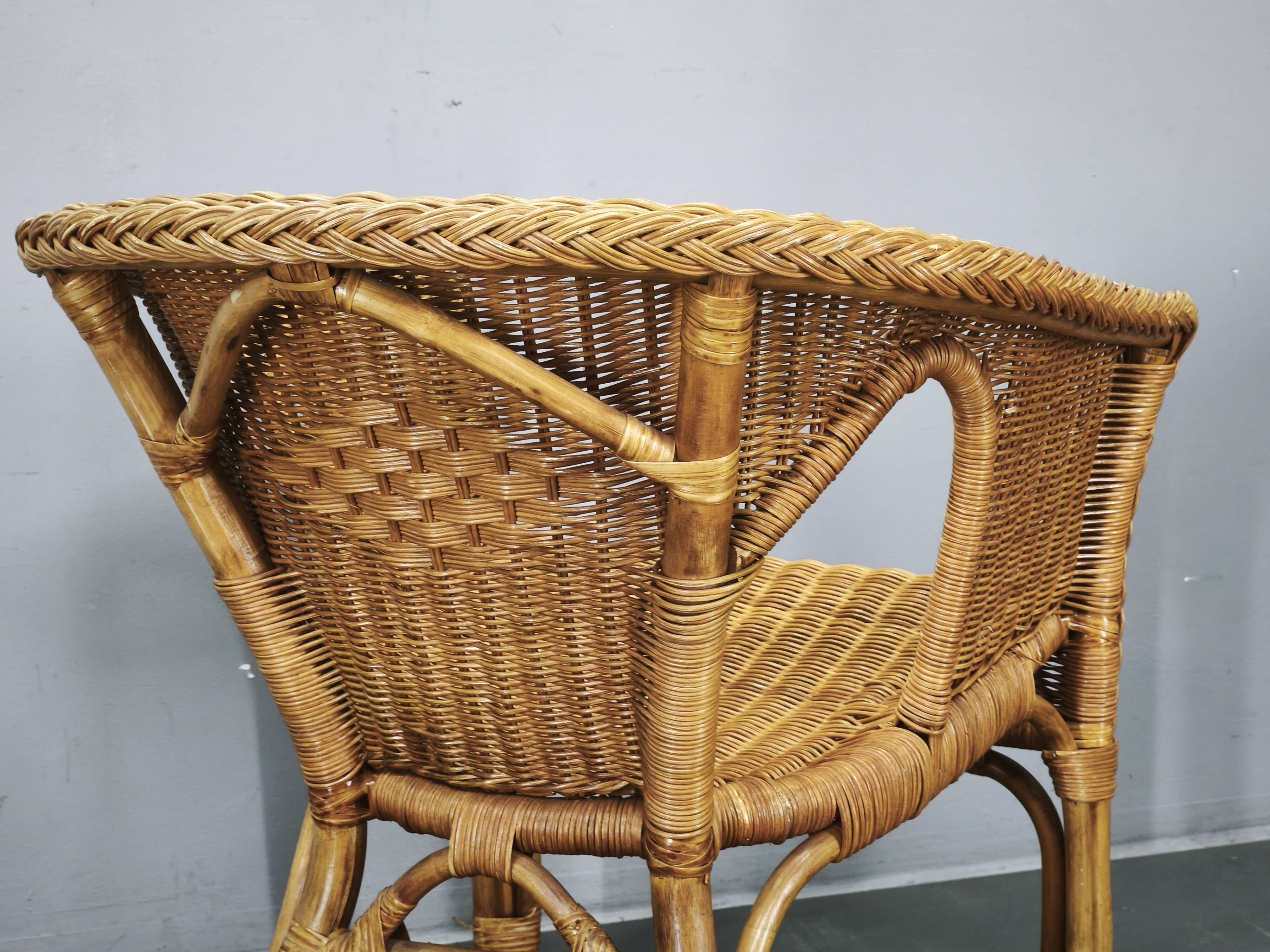Ensemble de salon en rotin et osier italien des années 1950, quatre fauteuils et une table.