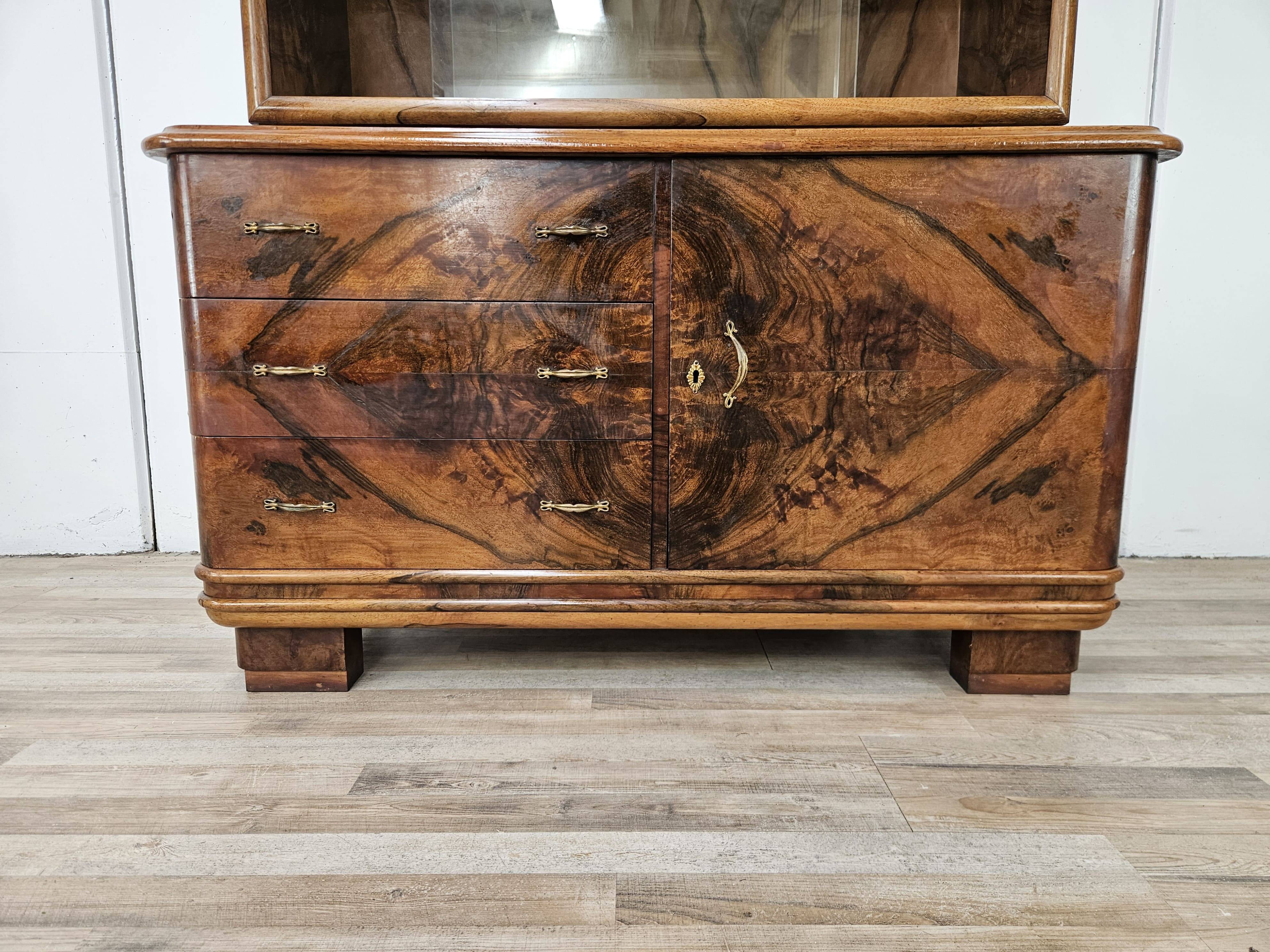 Art Decò display cabinet in walnut burl