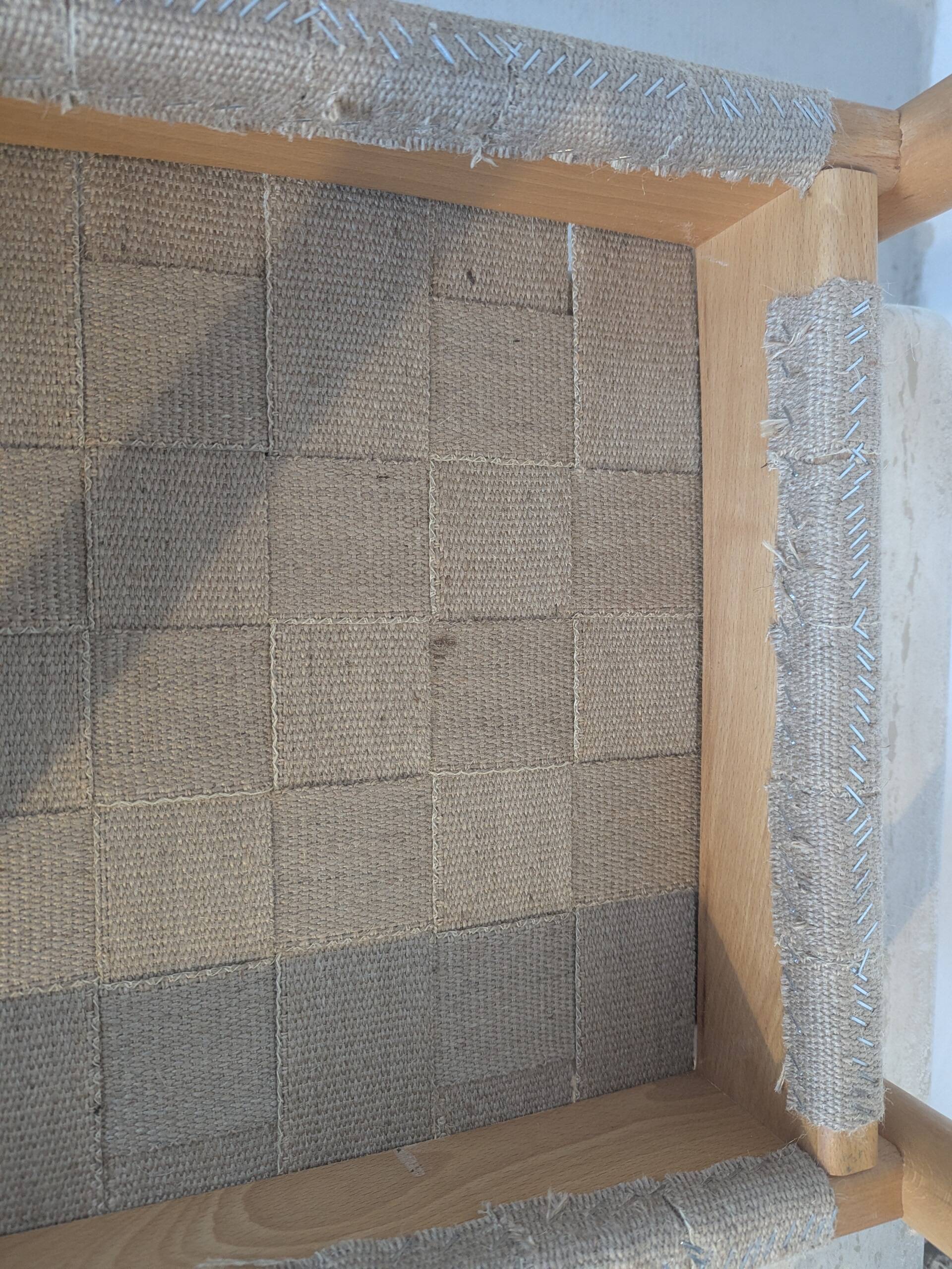 Set of 6 stackable chairs in beech and jute.