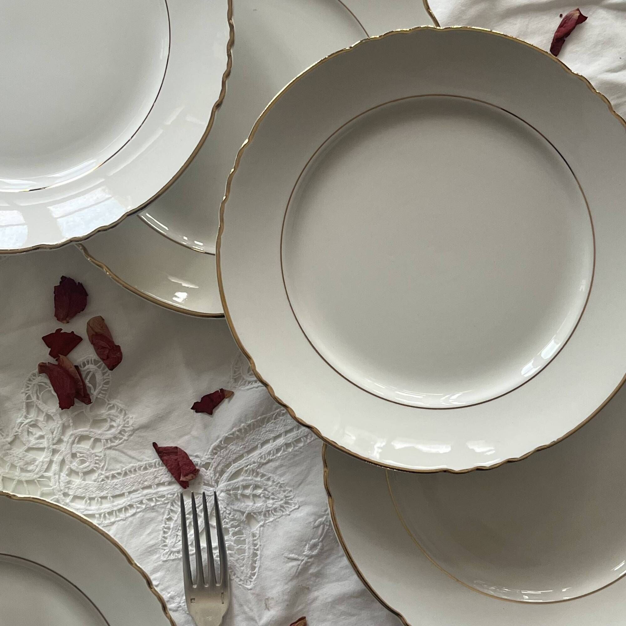 6 antique earthenware flat plates in off-white with gilding from Moulin des Loups.