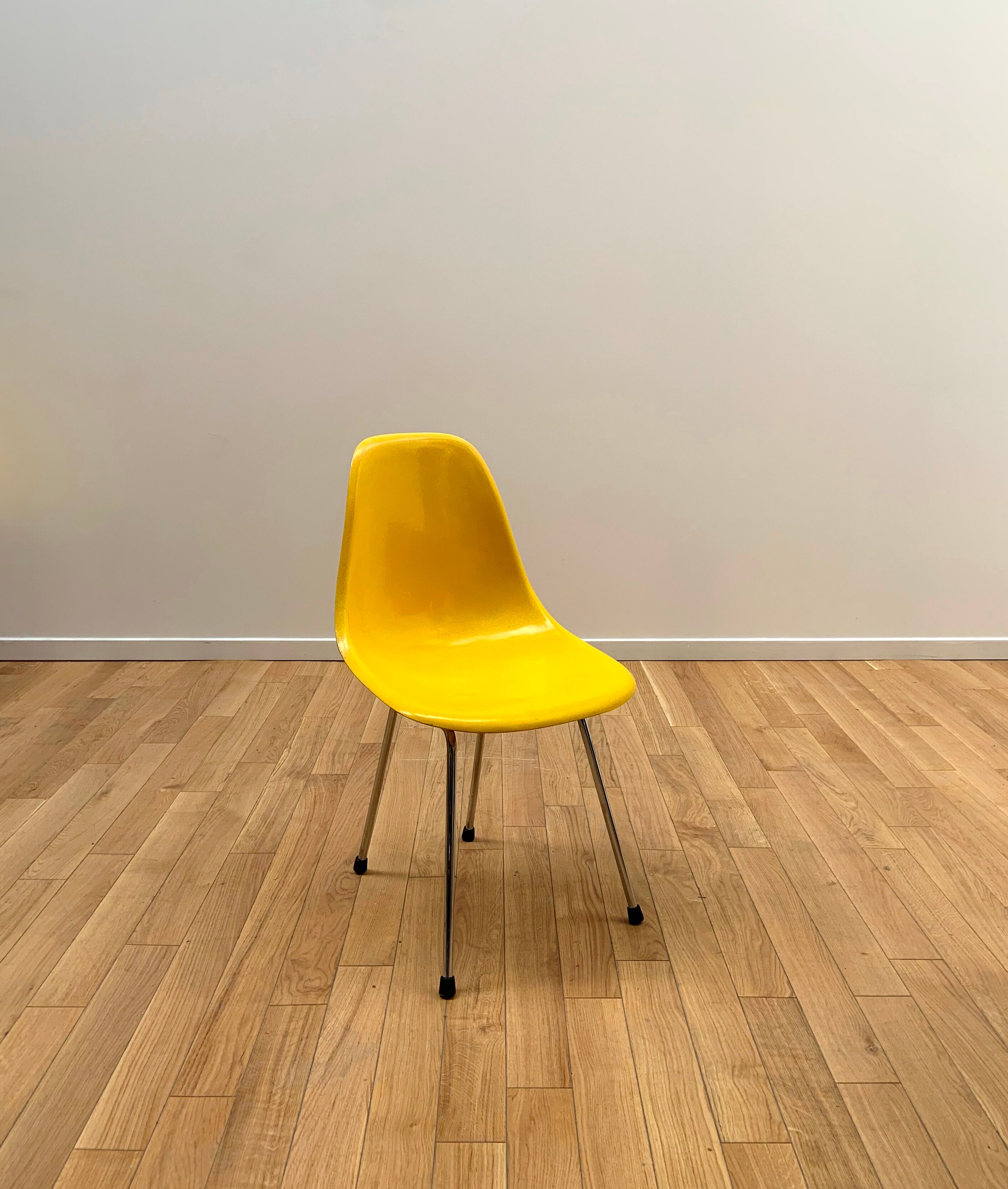 DSX chair by Charles & Ray for Herman Miller by Mobilier International