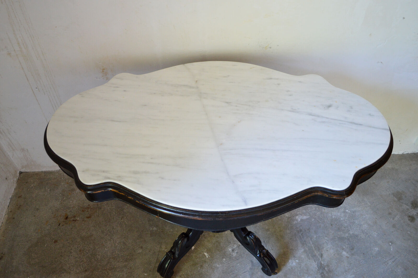 Table violon Napoléon III en bois noirci et marbre blanc, XIXe siècle
