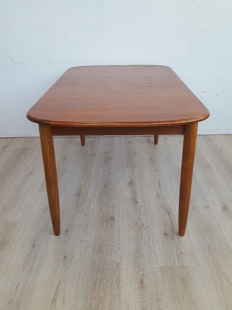 Extendable teak table