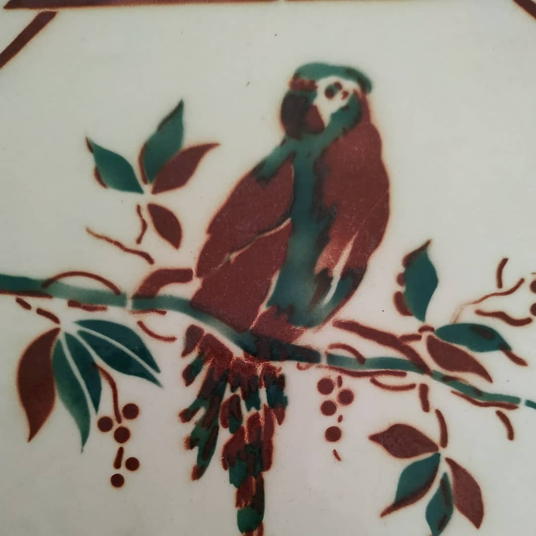 Ceramic dish mat with parrot decoration