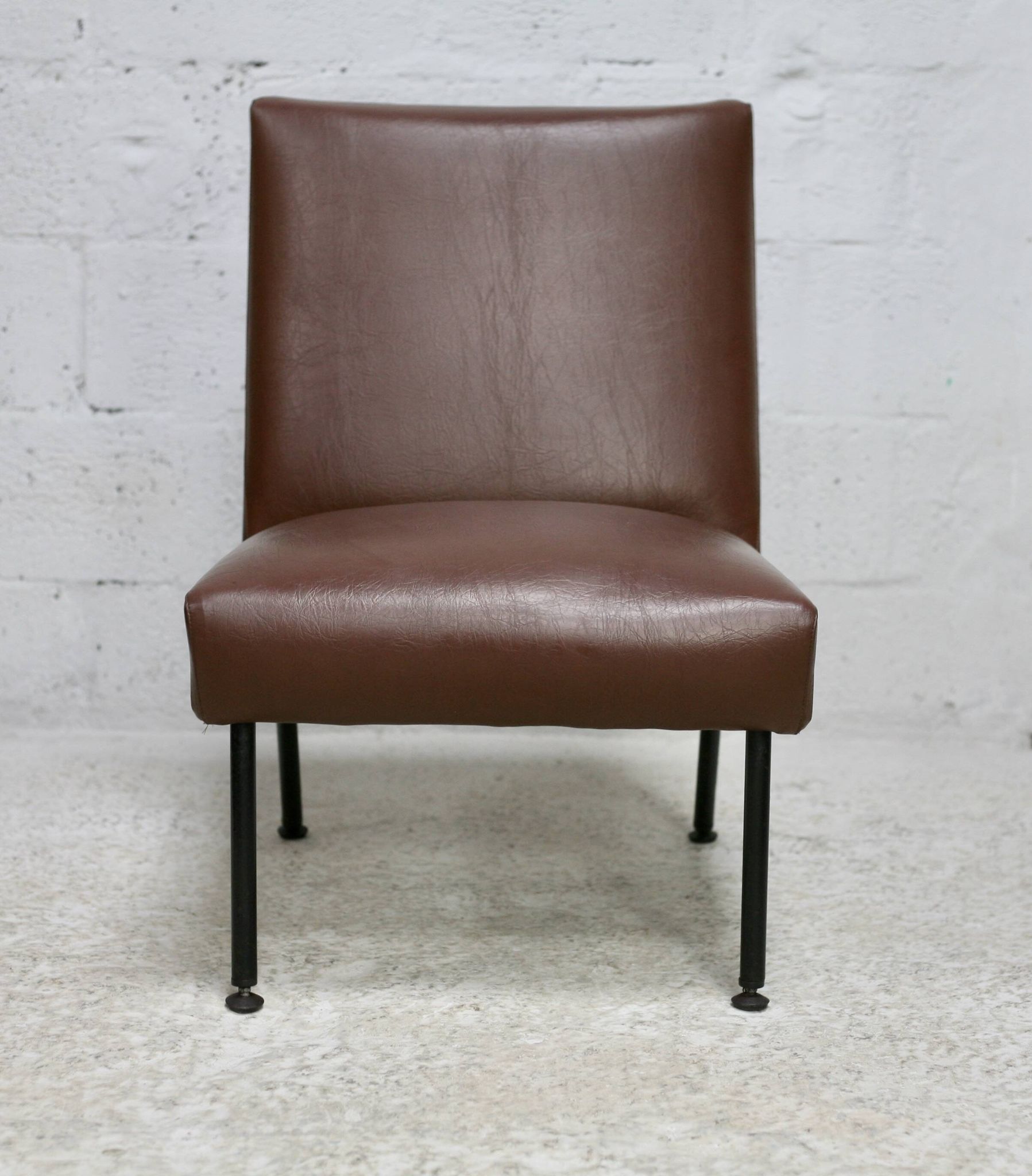 Chauffeuse, circa 1950. Simili-cuir brun.