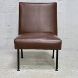 Chauffeuse, circa 1950. Simili-cuir brun.