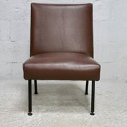 Chauffeuse, circa 1950. Simili-cuir brun.