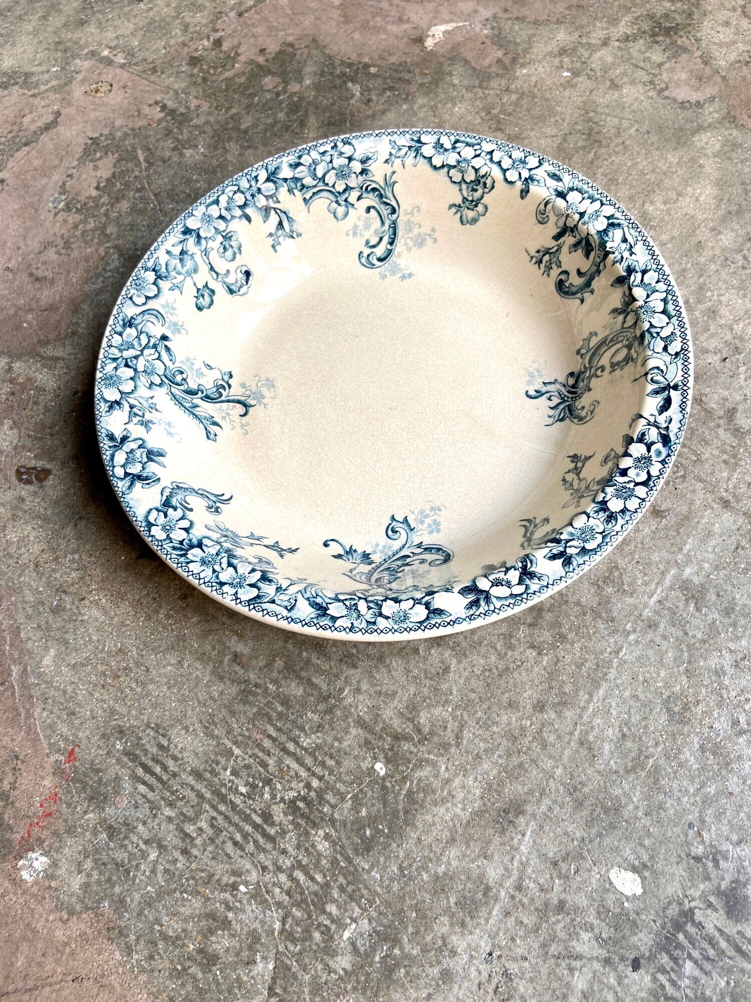 Round and hollow dish Boulenger & Cie in white and blue enamelled iron earth, "Wild rose" service