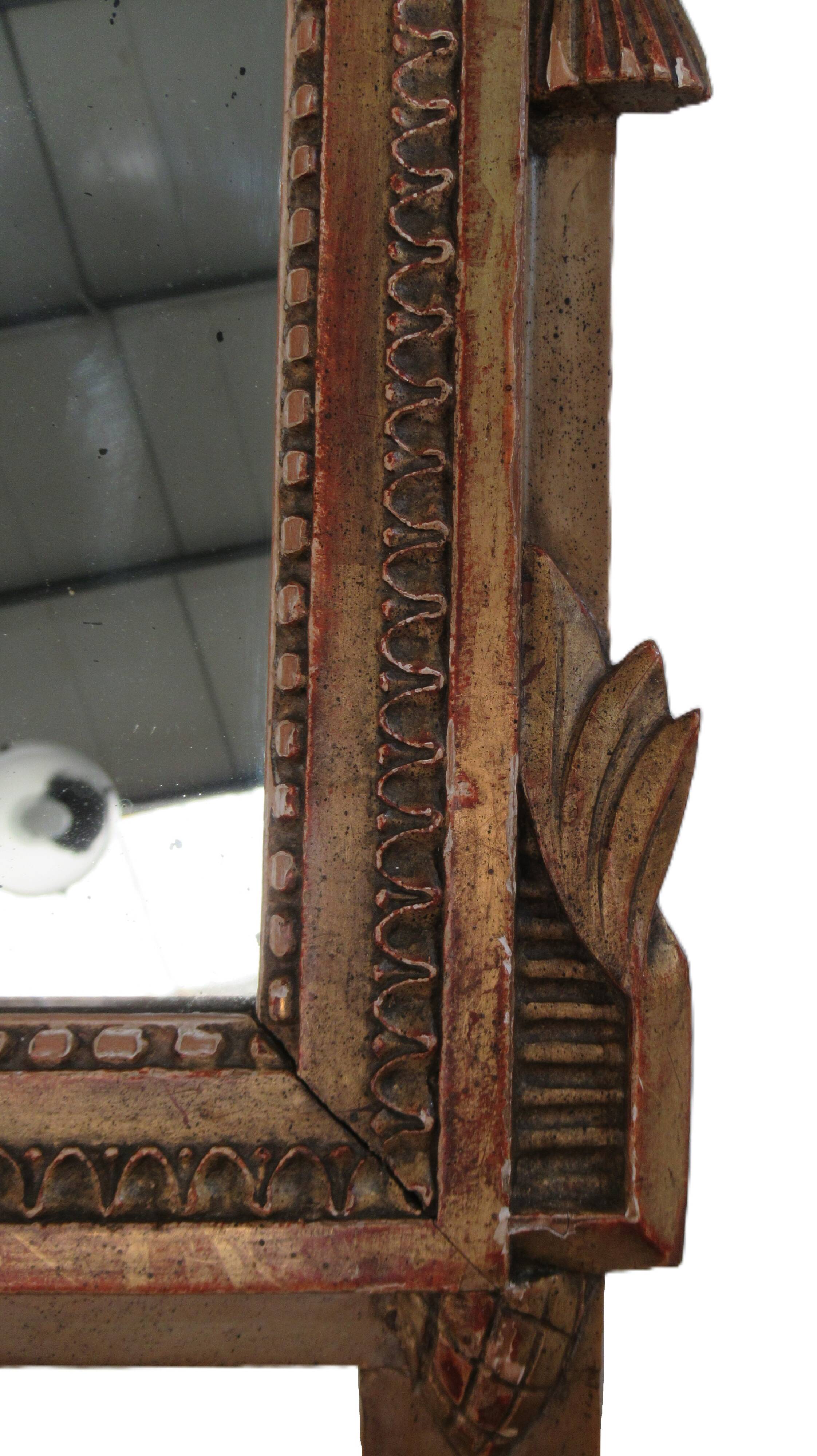 Petit miroir de dame Louis XVI en bois sculpté et doré