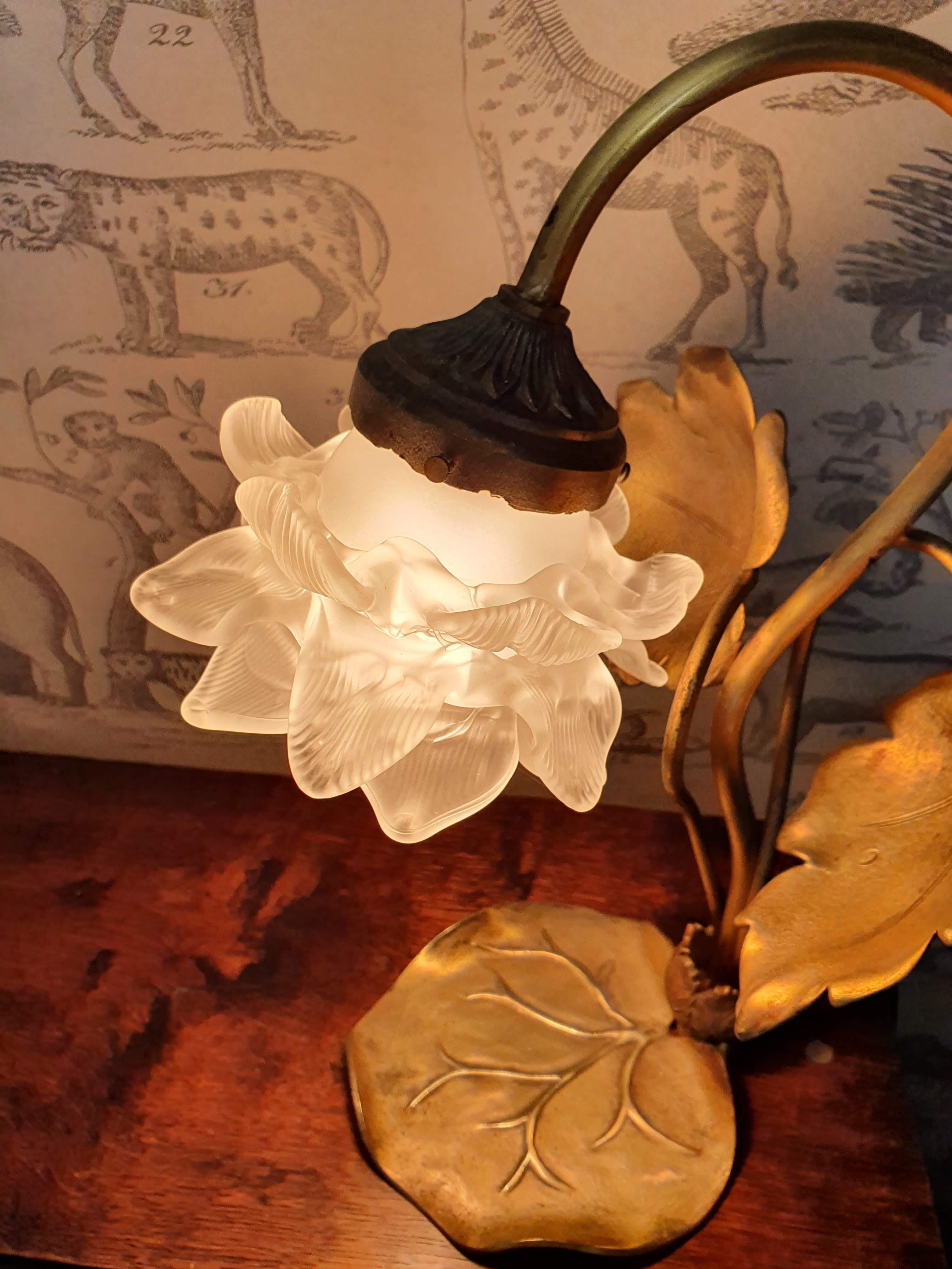 Lampe en laiton doré feuilles et fleur de nénuphar