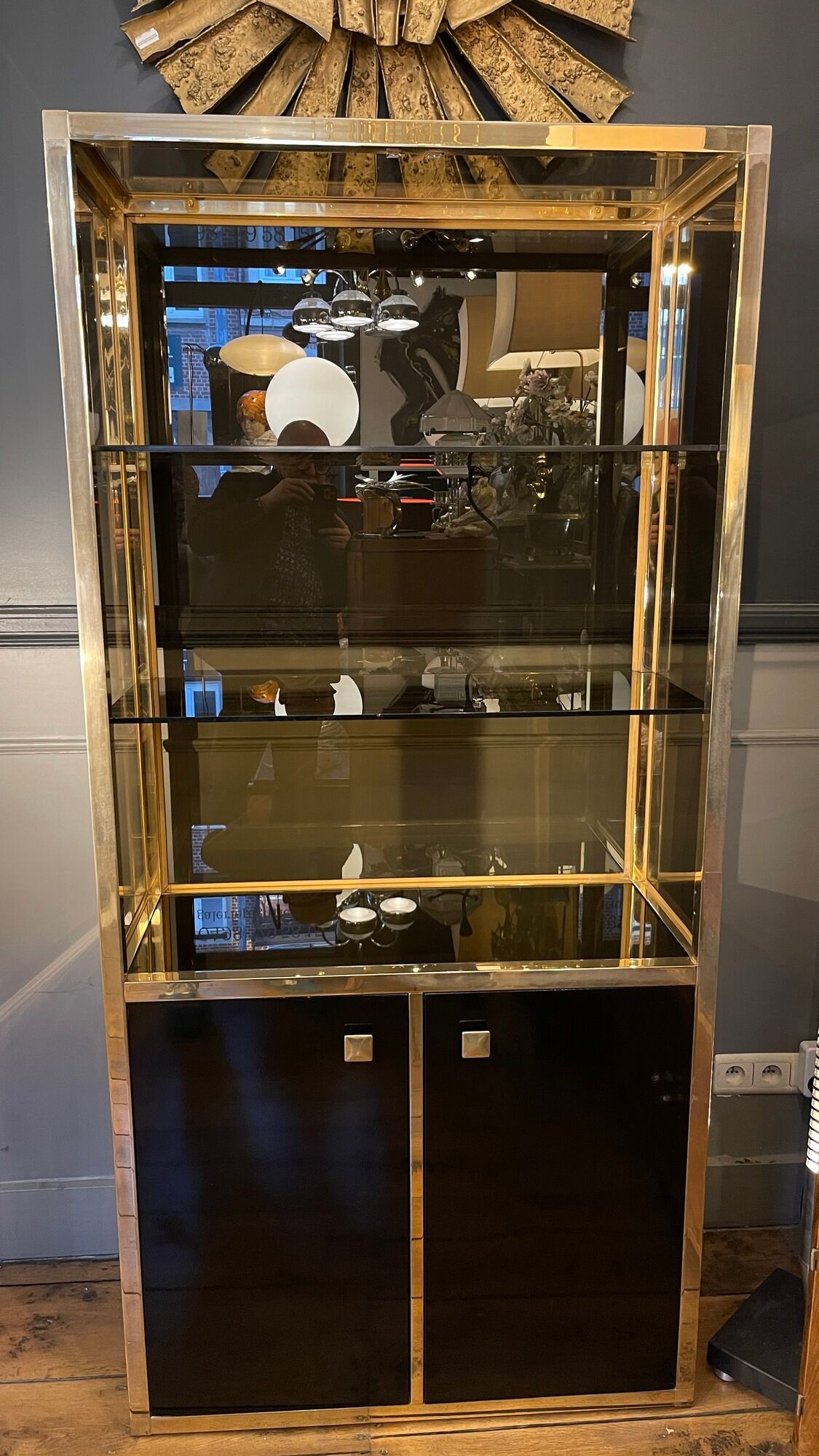 Hollywood Regency style bookcase shelf, gilded brass and black lacquered wood, 1970