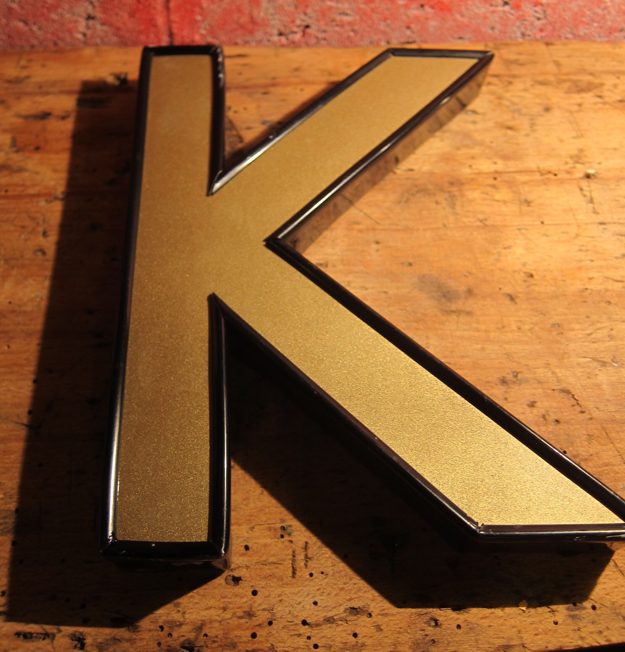Teaches letter K vintage gold outlined in black format 15 x 21 cm