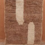 Tapis berbère beni ouarain beige foncé et blanc moderne