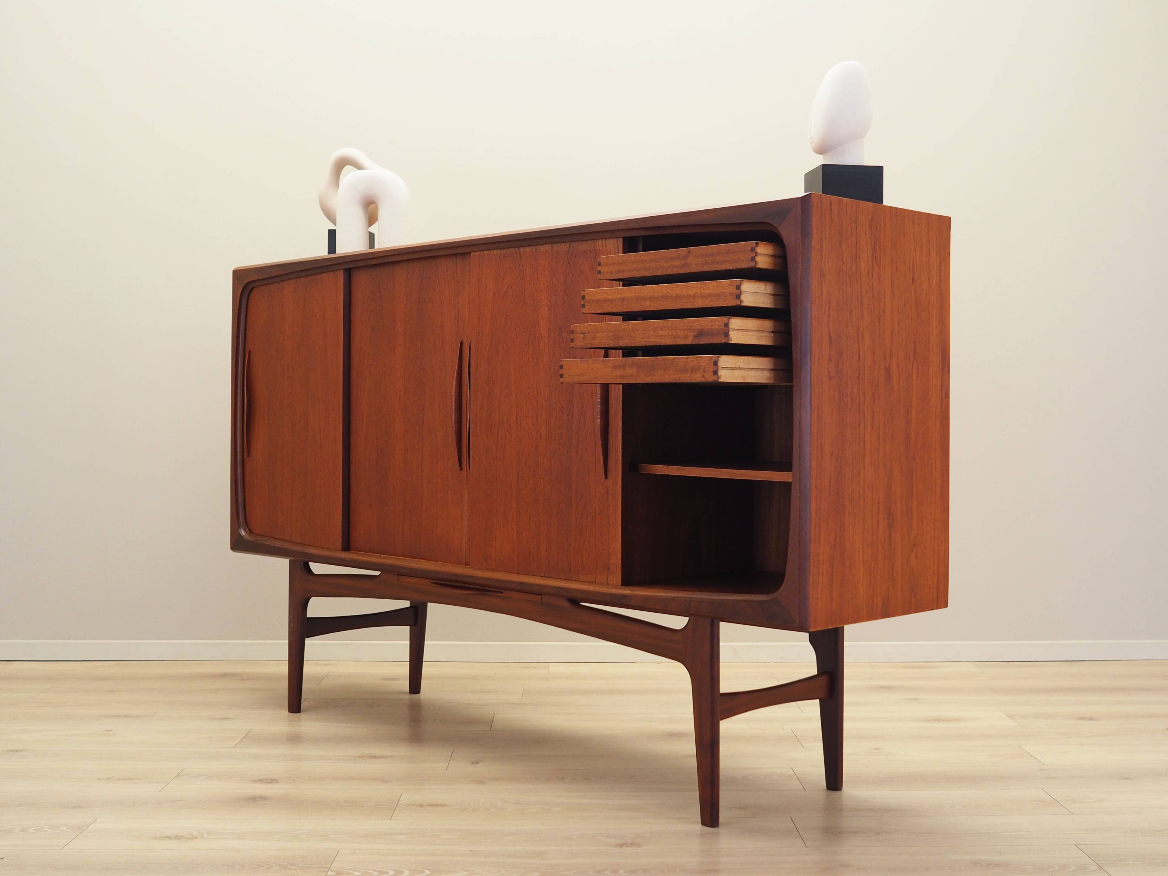 Buffet haut en teck, design danois, années 1970, fabrication : Danemark